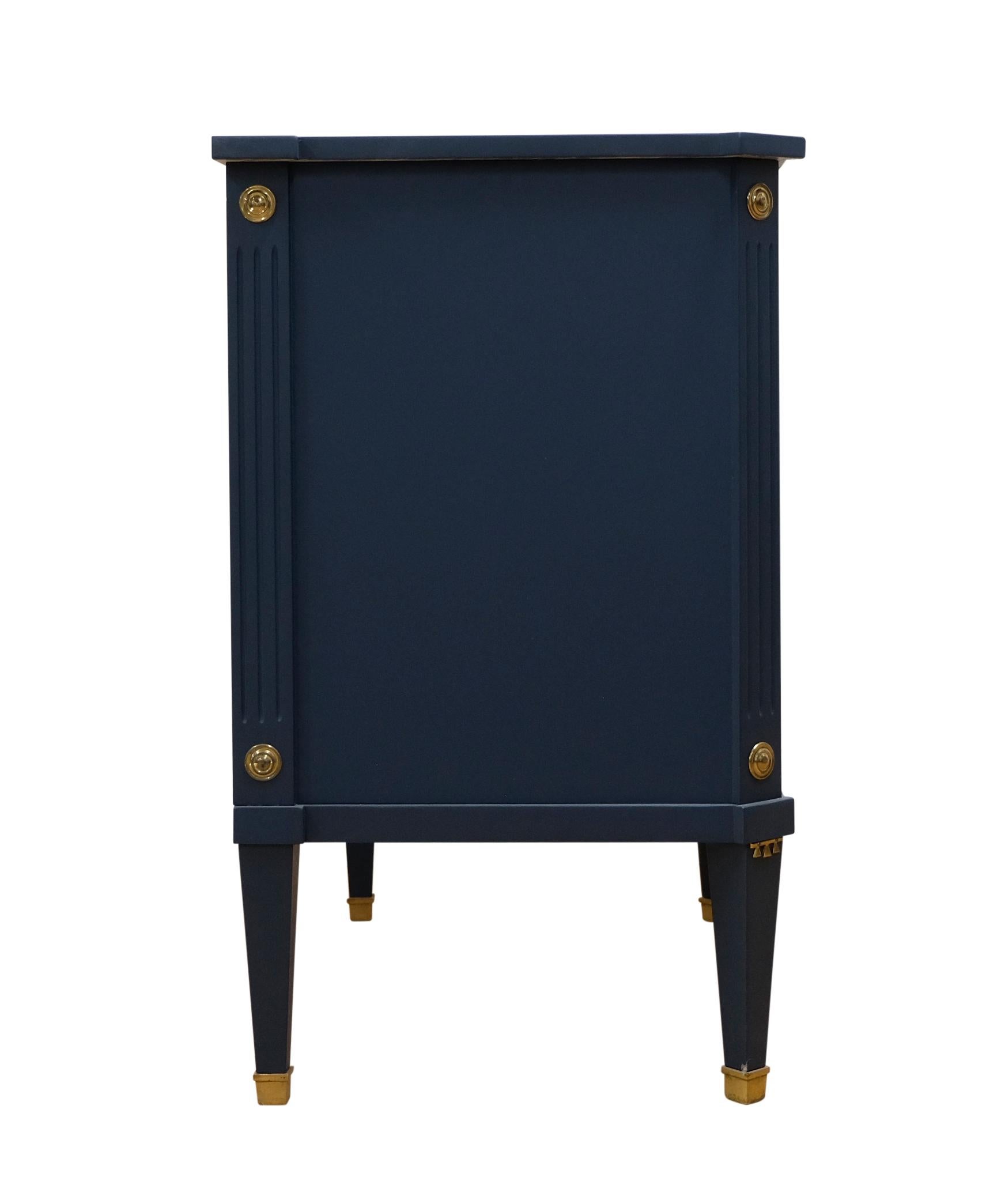 Coffre à 3 tiroirs de style gustavien peint  Bleu nuit Bon état - En vente à Crowthorne, Surrey
