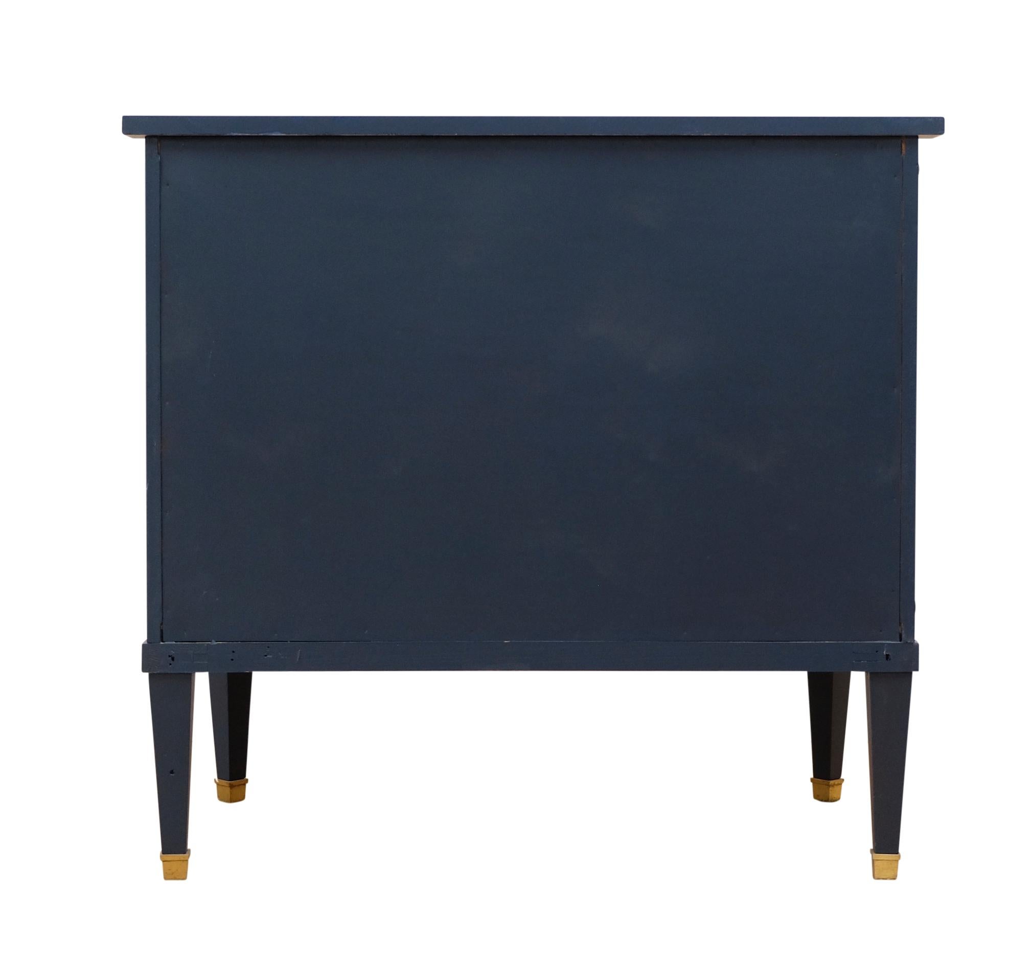 Milieu du XXe siècle Coffre à 3 tiroirs de style gustavien peint  Bleu nuit en vente