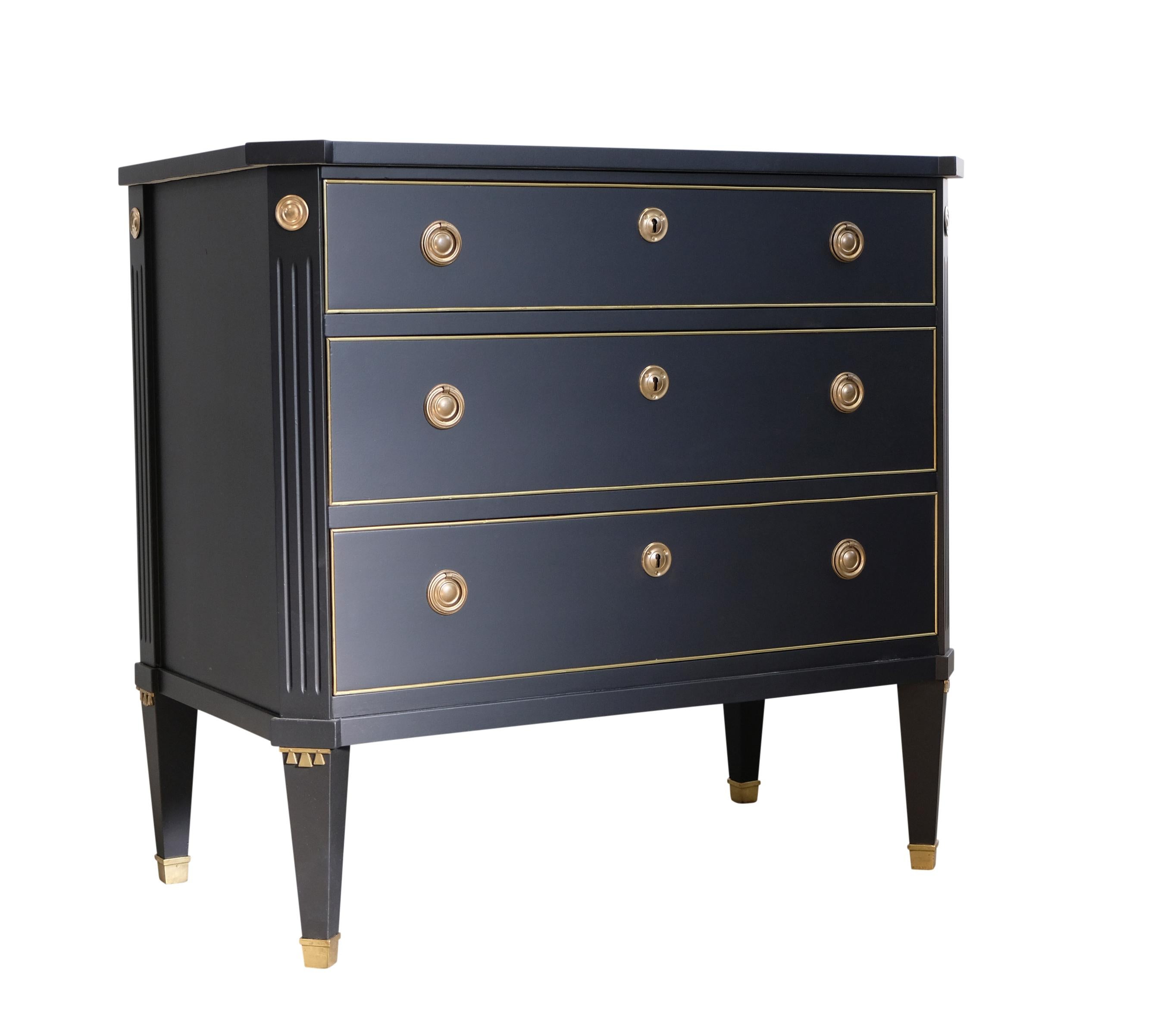 Gustavian dresser renovated to super condition in super finish black to the highest standard. Fine moldings around drawers and fittings in solid brass.  Marble top

Width 86 cm / 33.9