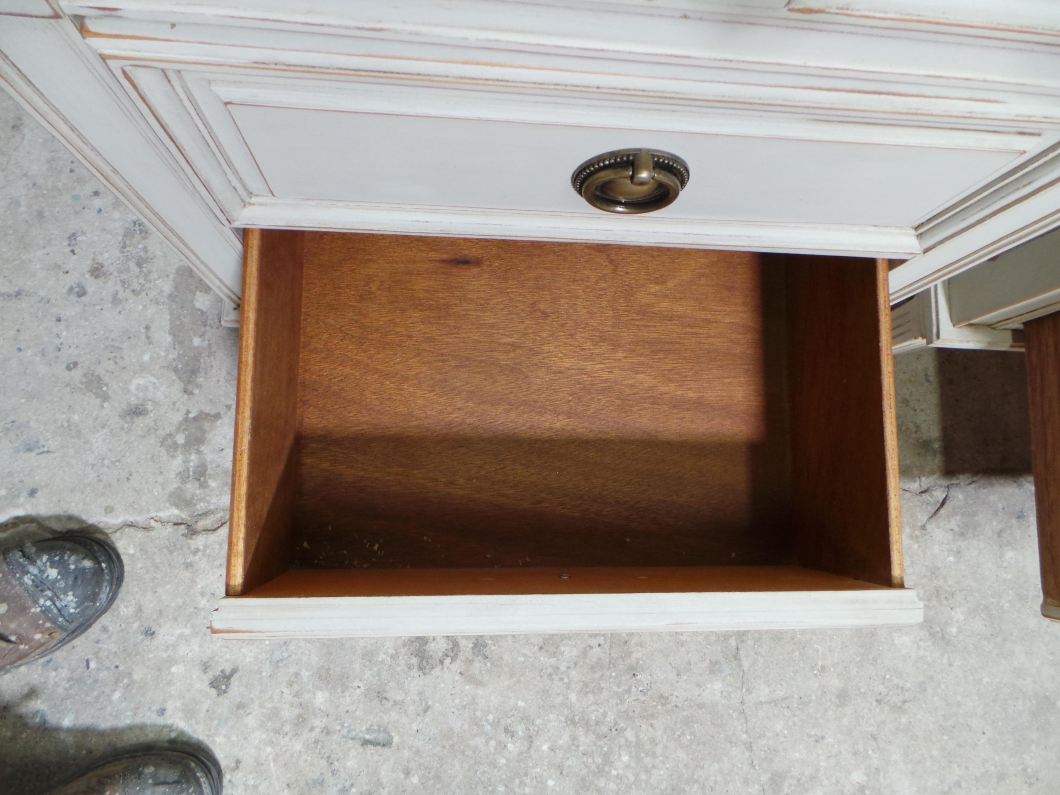 Tables de nuit à 3 tiroirs de style gustavien en vente 3