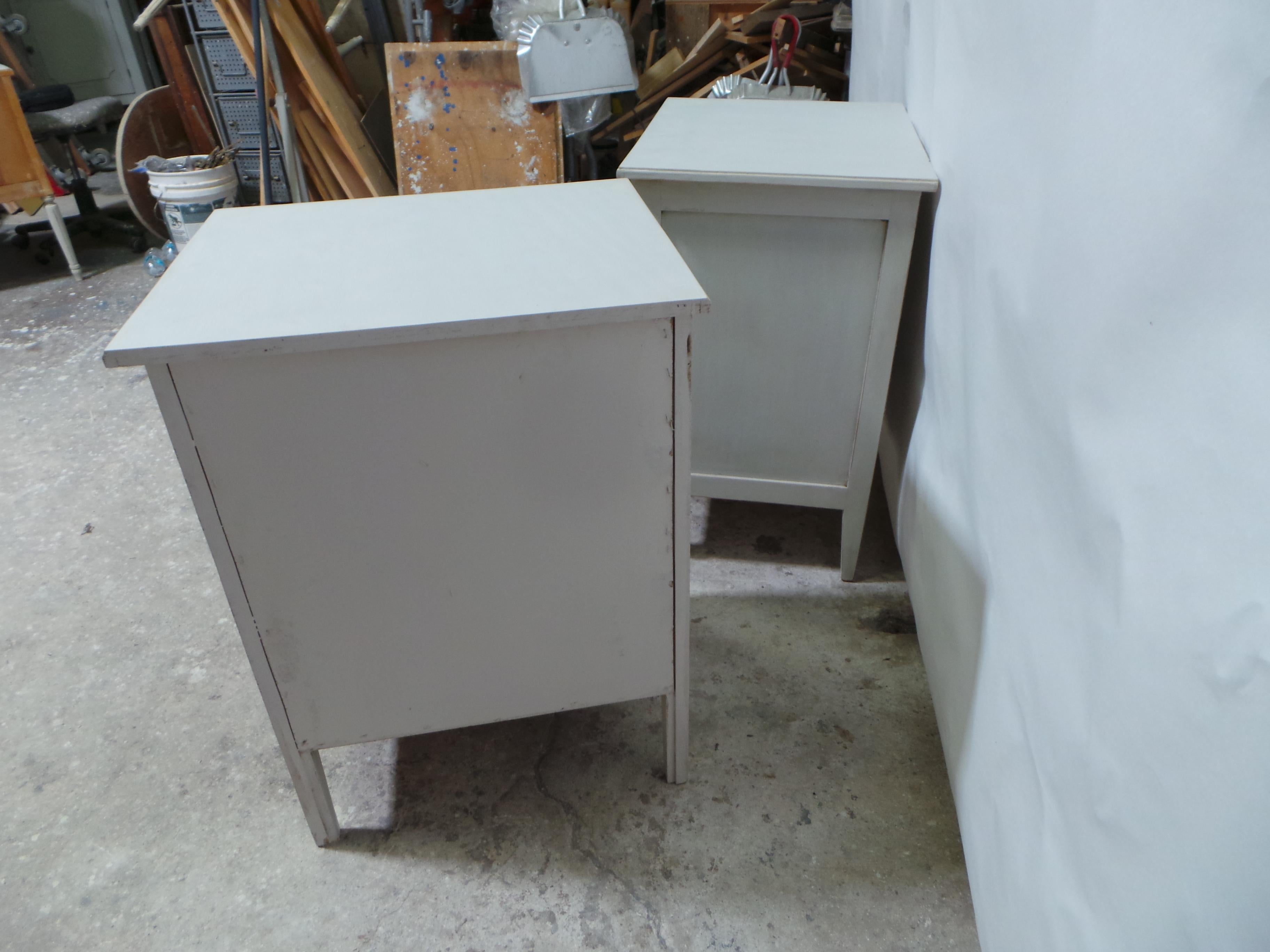 Tables de nuit à 3 tiroirs de style gustavien en vente 3