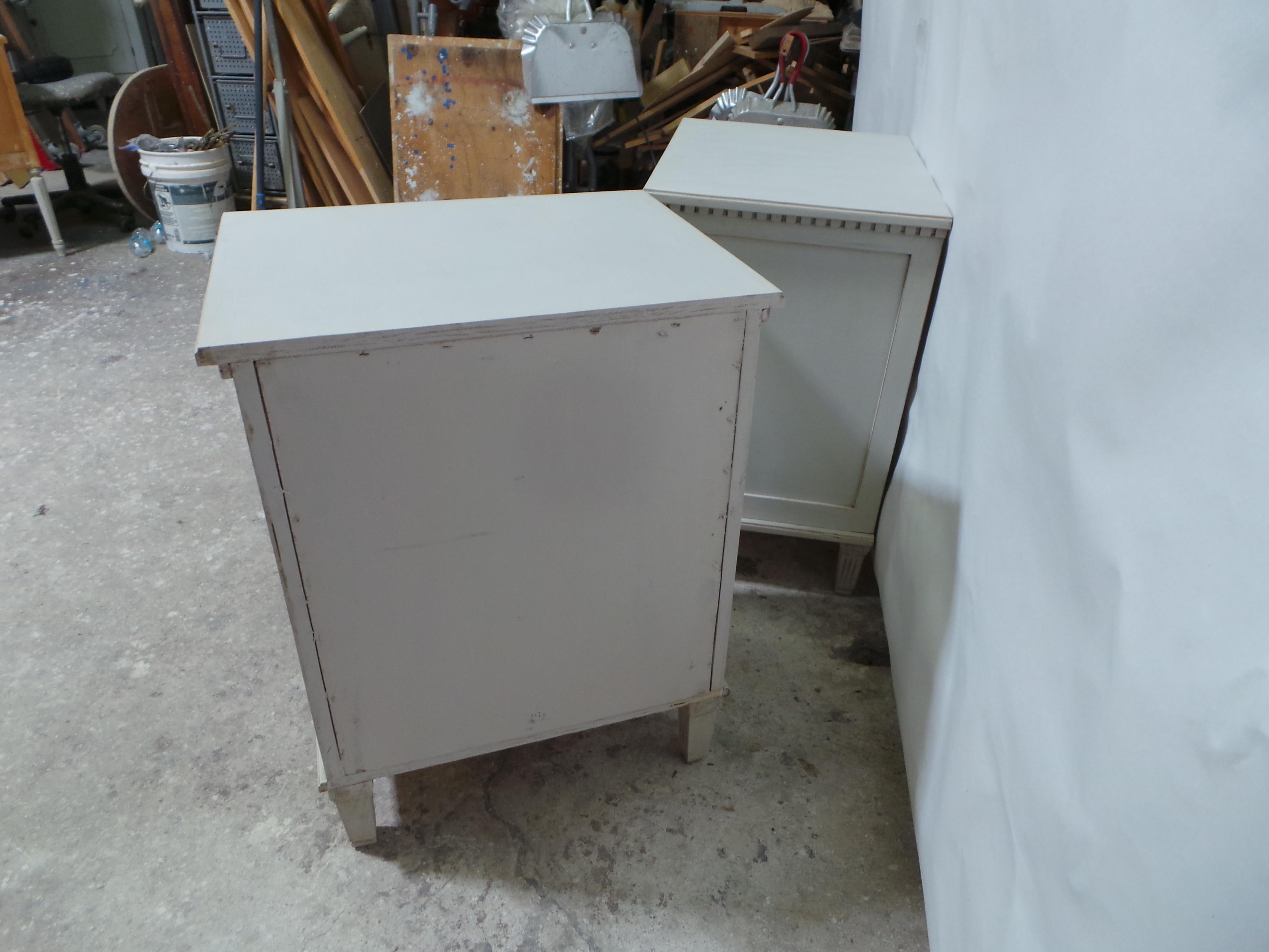 Tables de nuit à 3 tiroirs de style gustavien en vente 4