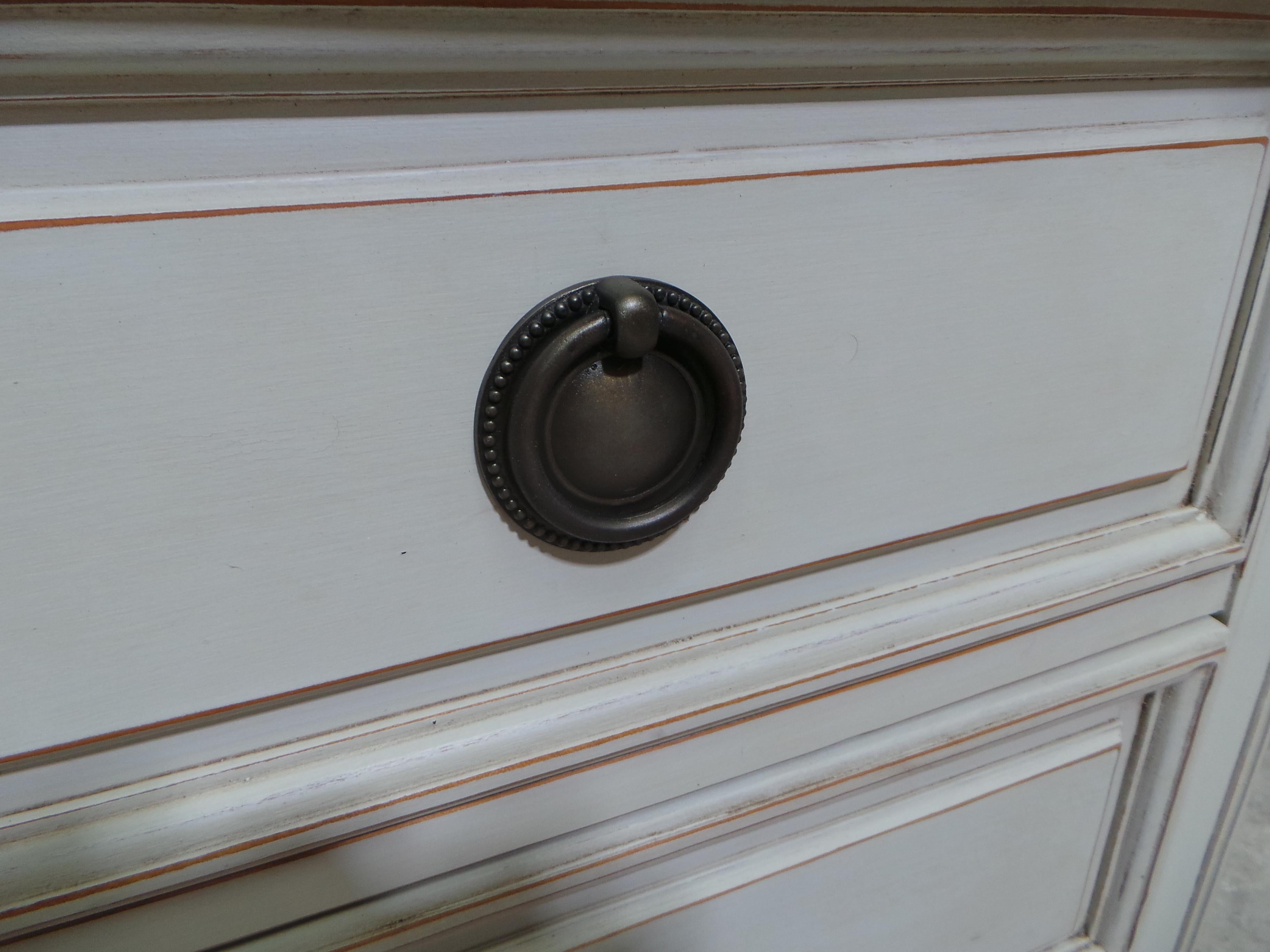 Il s'agit d'un ensemble unique de 2 tables de nuit de style gustavien. Ils ont été restaurés et repeints avec MILK Paints 