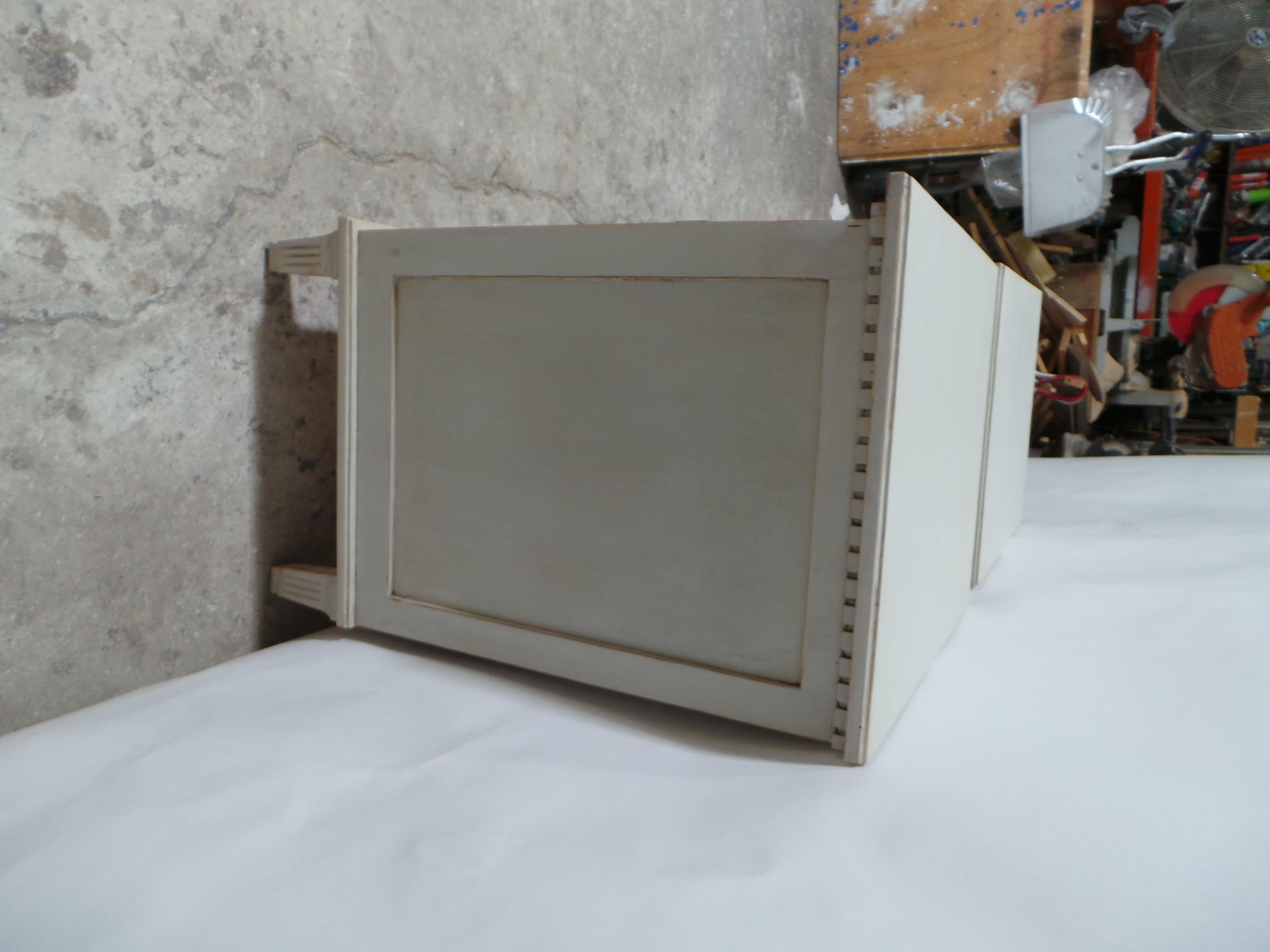 Gustavien Tables de nuit à 3 tiroirs de style gustavien en vente