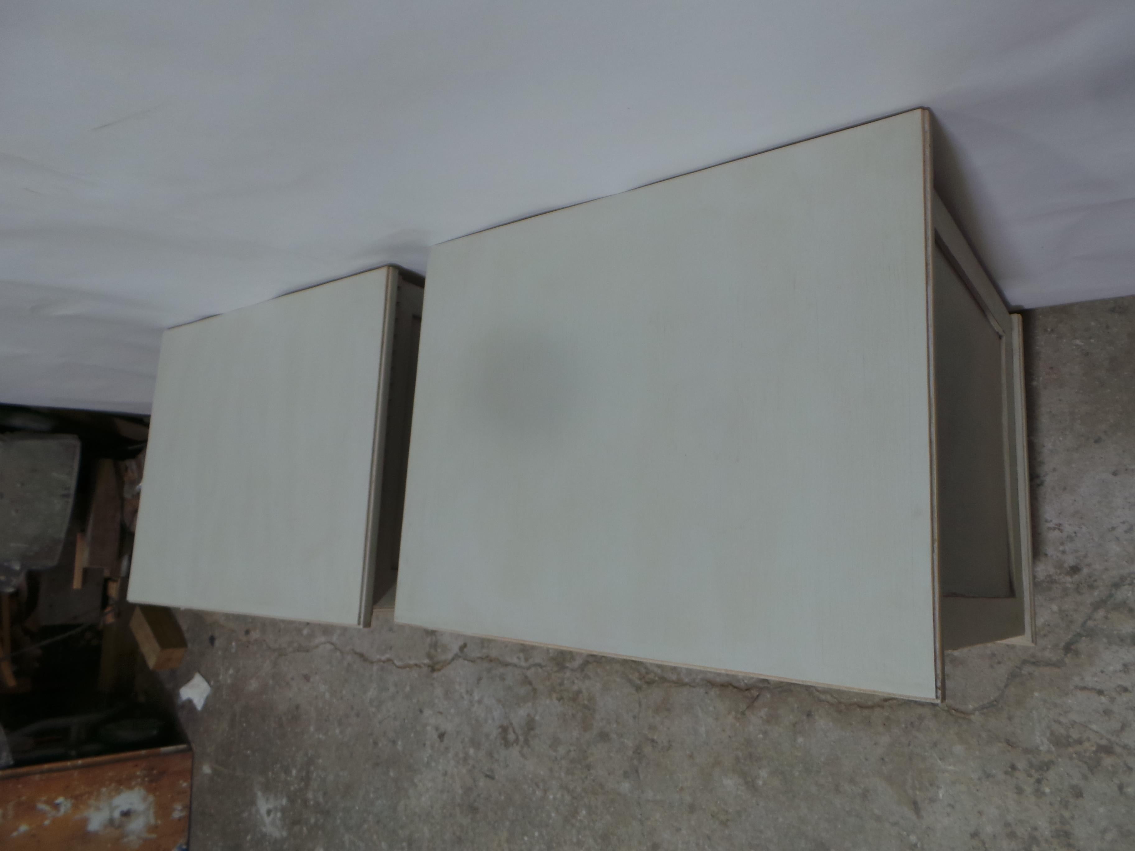 Suédois Tables de nuit à 3 tiroirs de style gustavien en vente