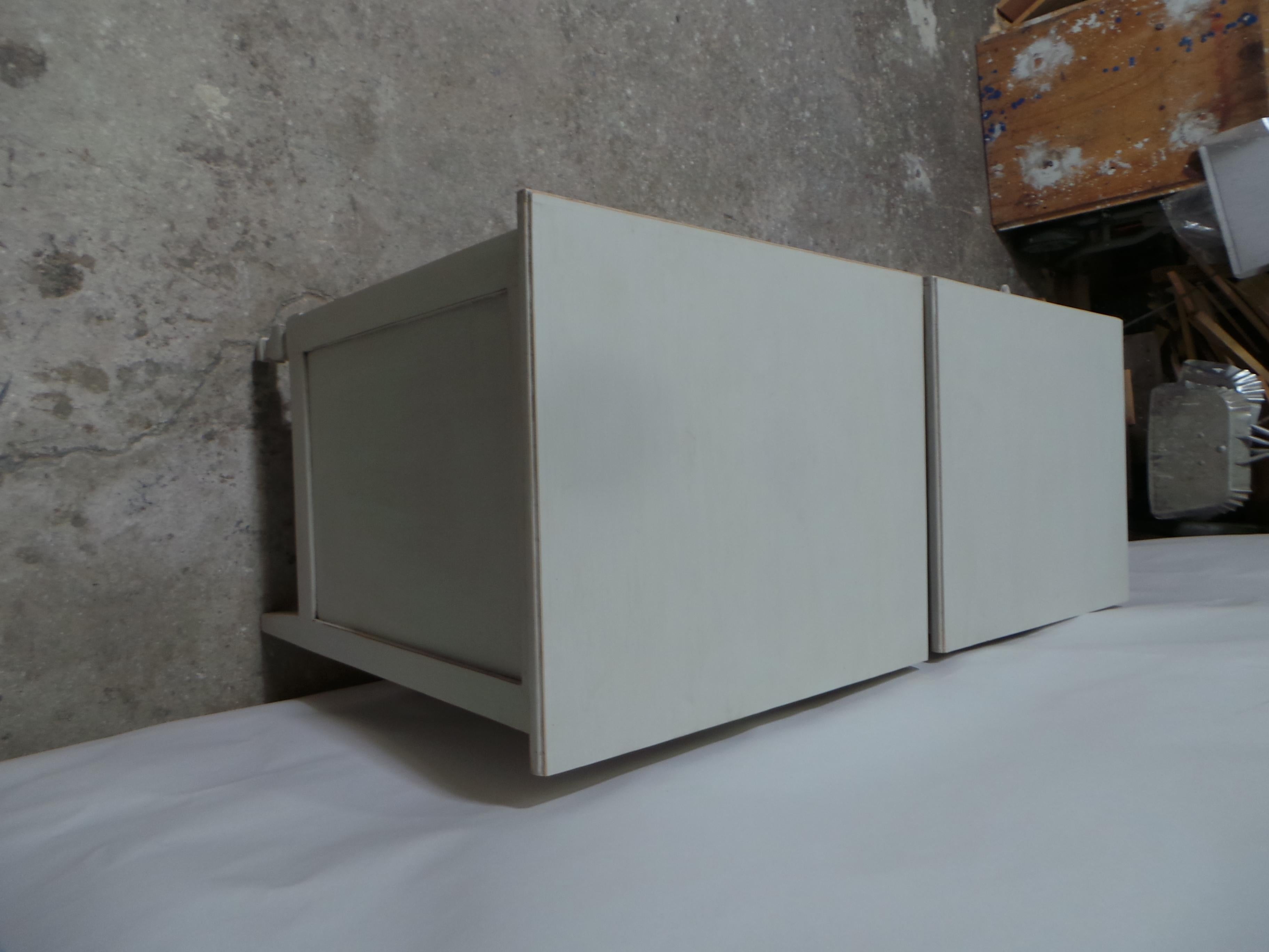 Suédois Tables de nuit à 3 tiroirs de style gustavien en vente