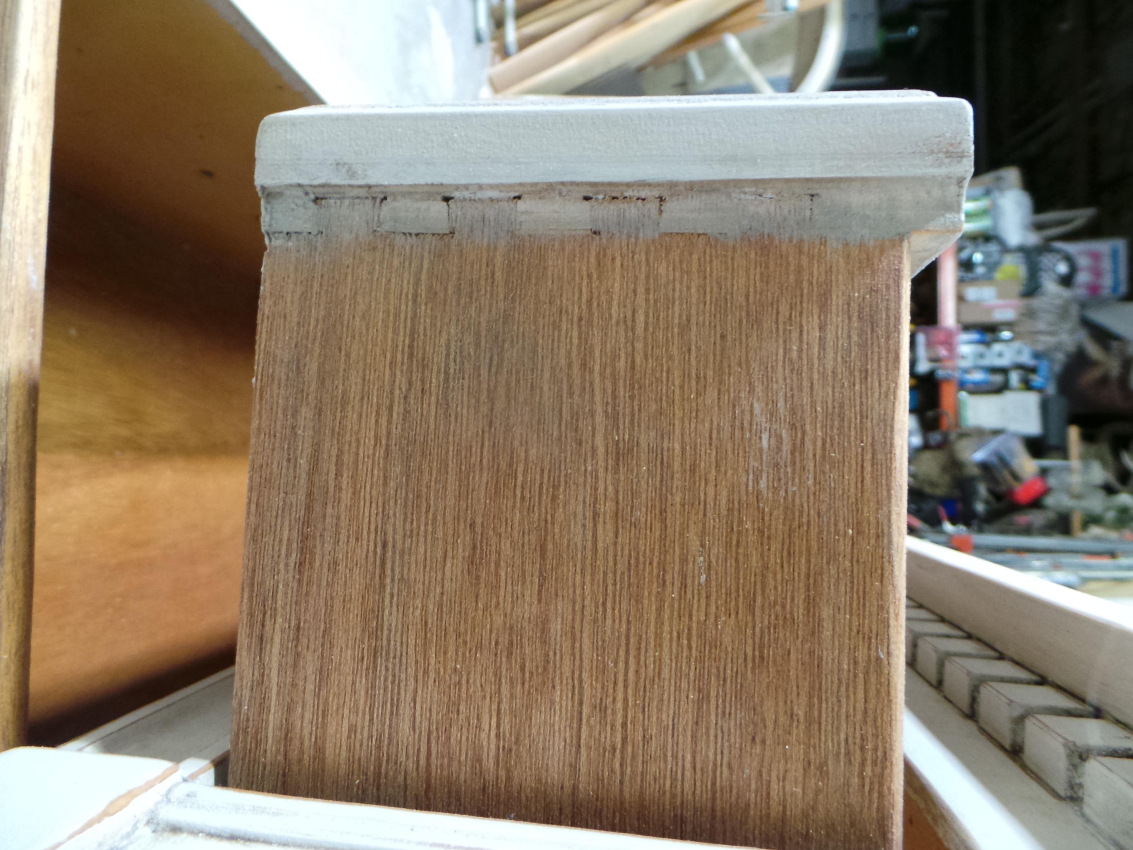 Tables de nuit à 3 tiroirs de style gustavien Bon état - En vente à Hollywood, FL