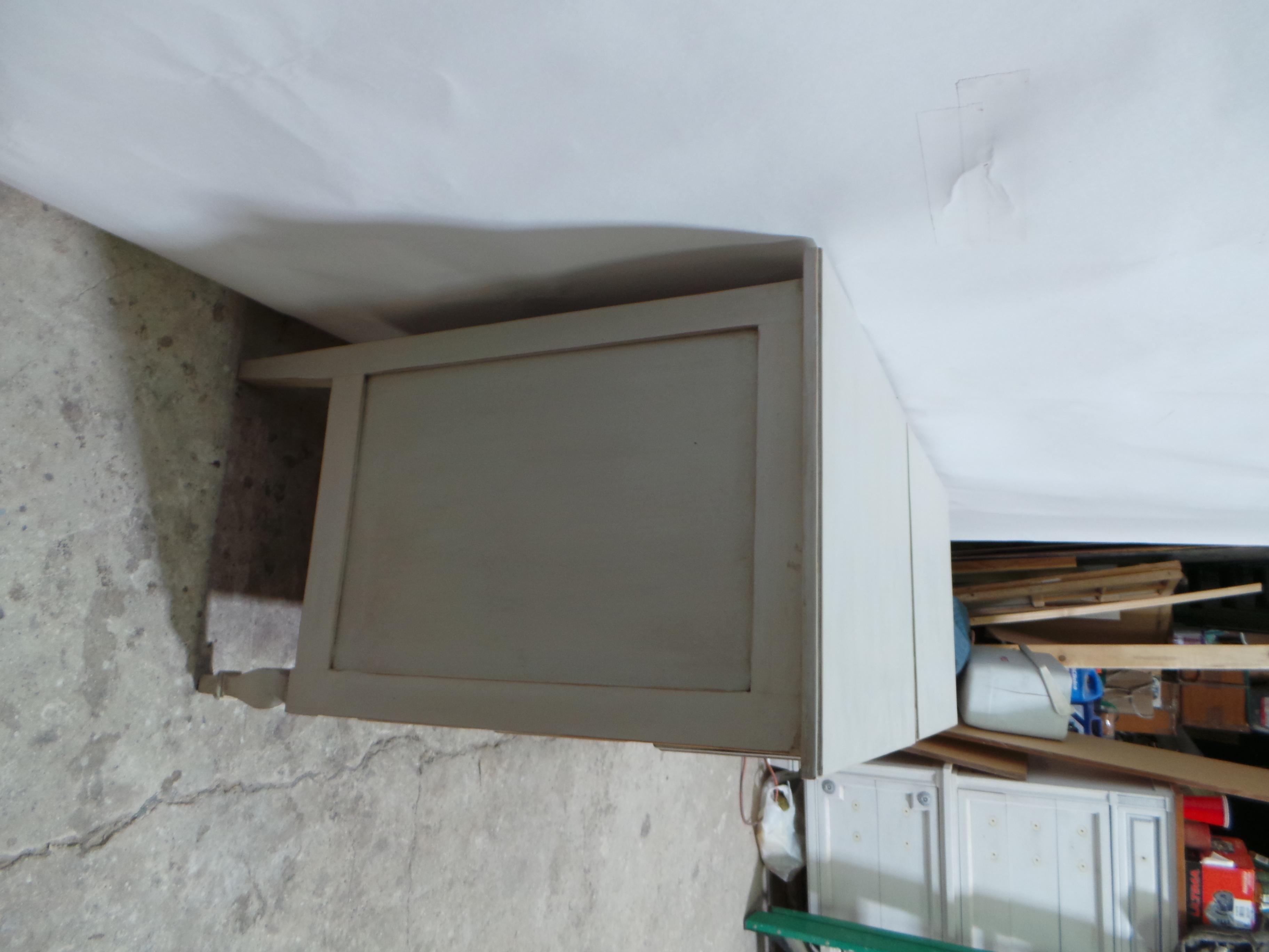 Tables de nuit à 3 tiroirs de style gustavien Bon état - En vente à Hollywood, FL