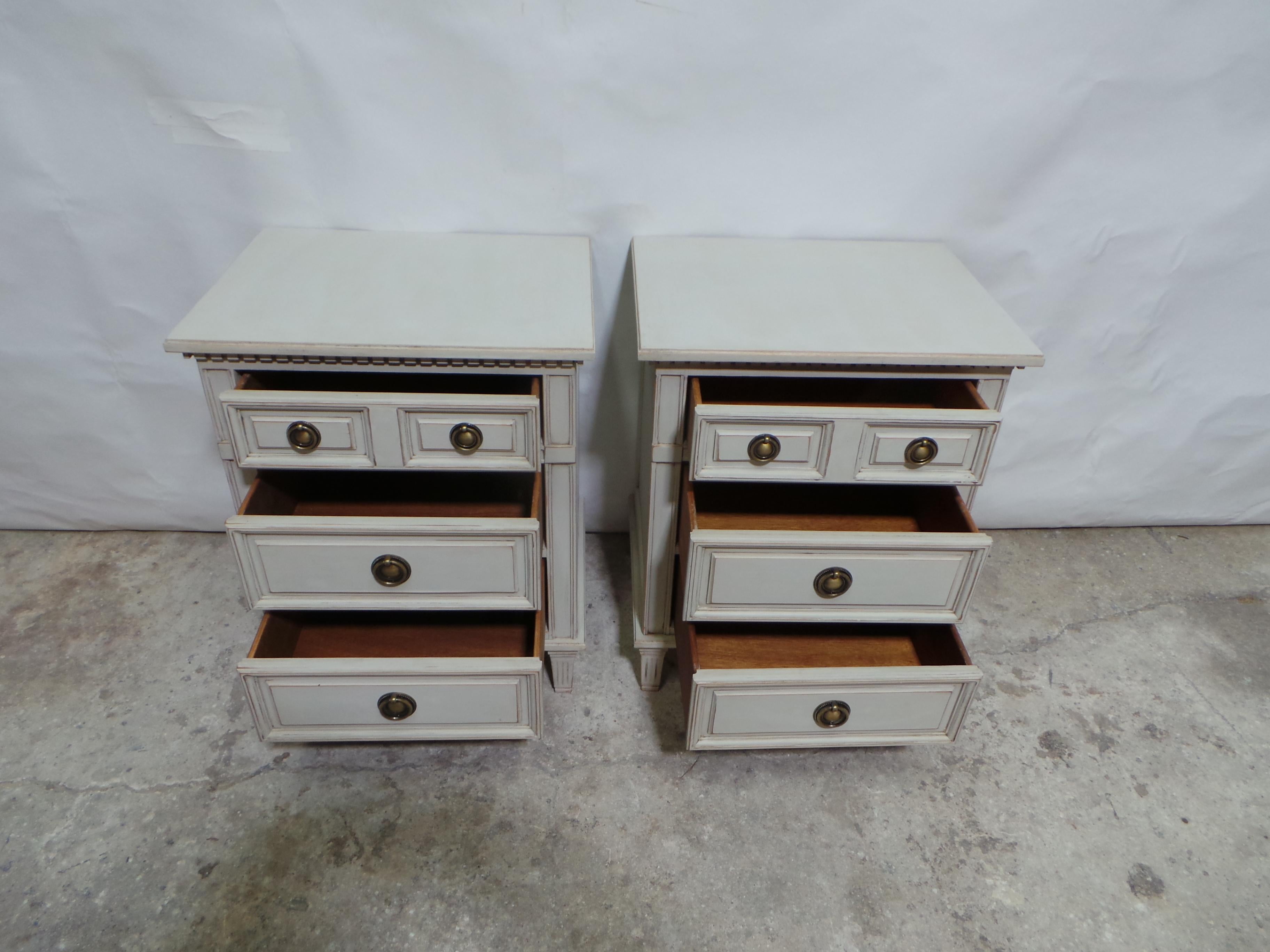 Milieu du XXe siècle Tables de nuit à 3 tiroirs de style gustavien en vente