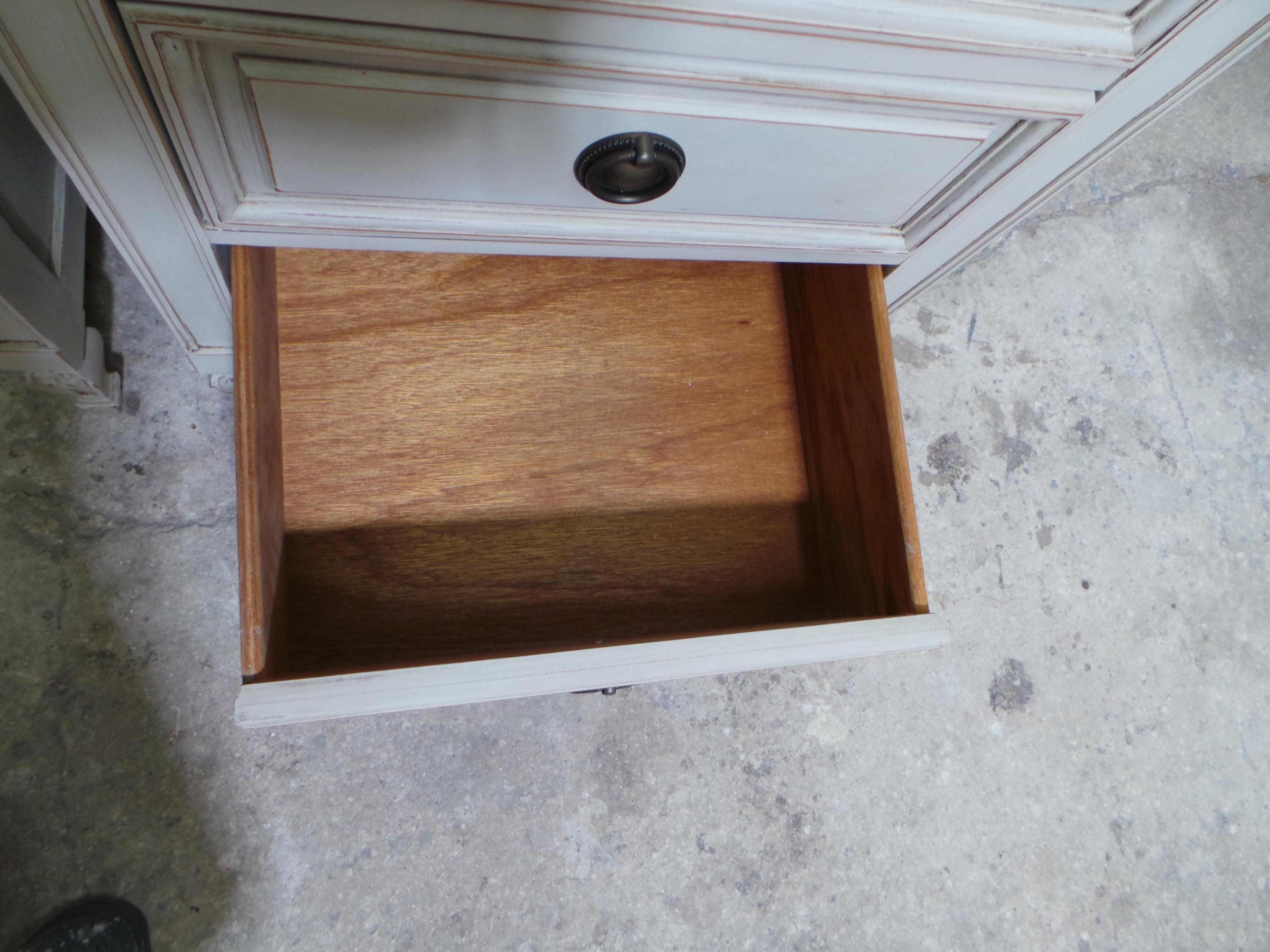 Milieu du XXe siècle Tables de nuit à 3 tiroirs de style gustavien en vente