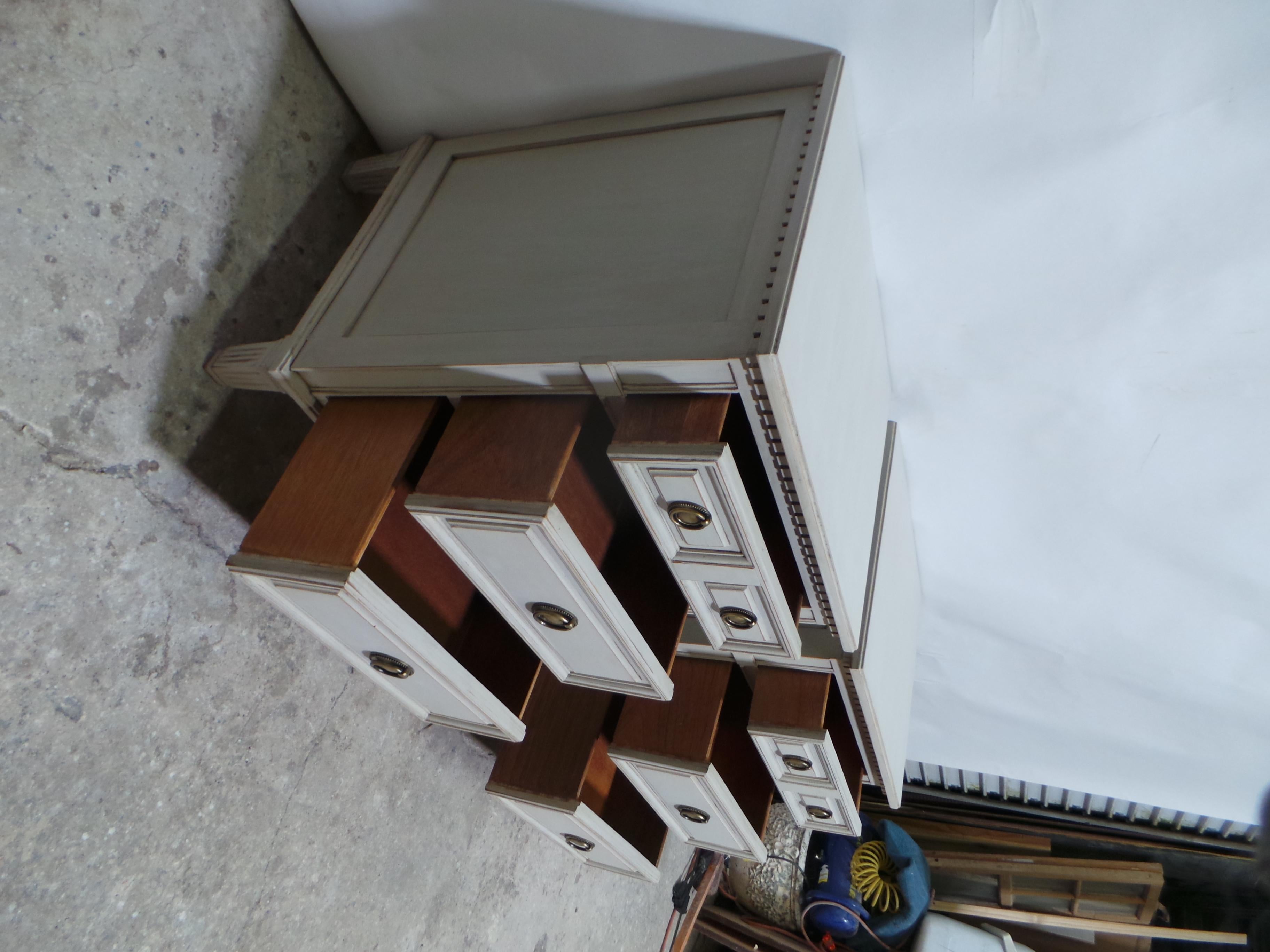 Bois Tables de nuit à 3 tiroirs de style gustavien en vente