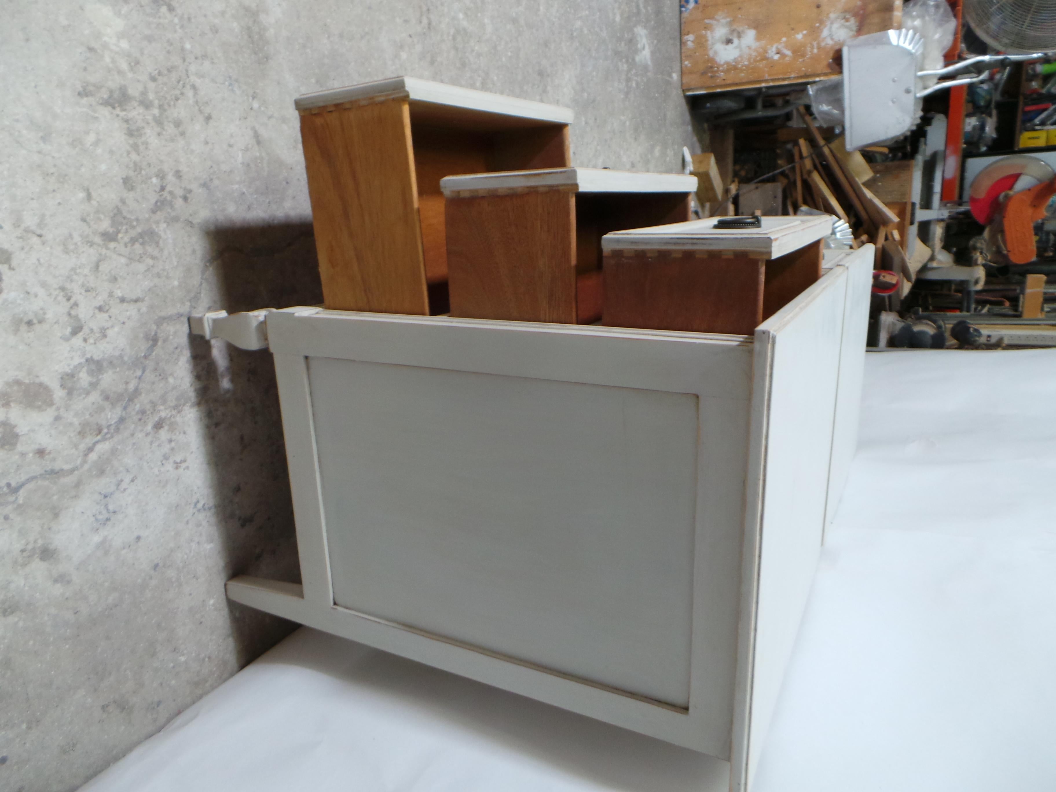 Bois Tables de nuit à 3 tiroirs de style gustavien en vente