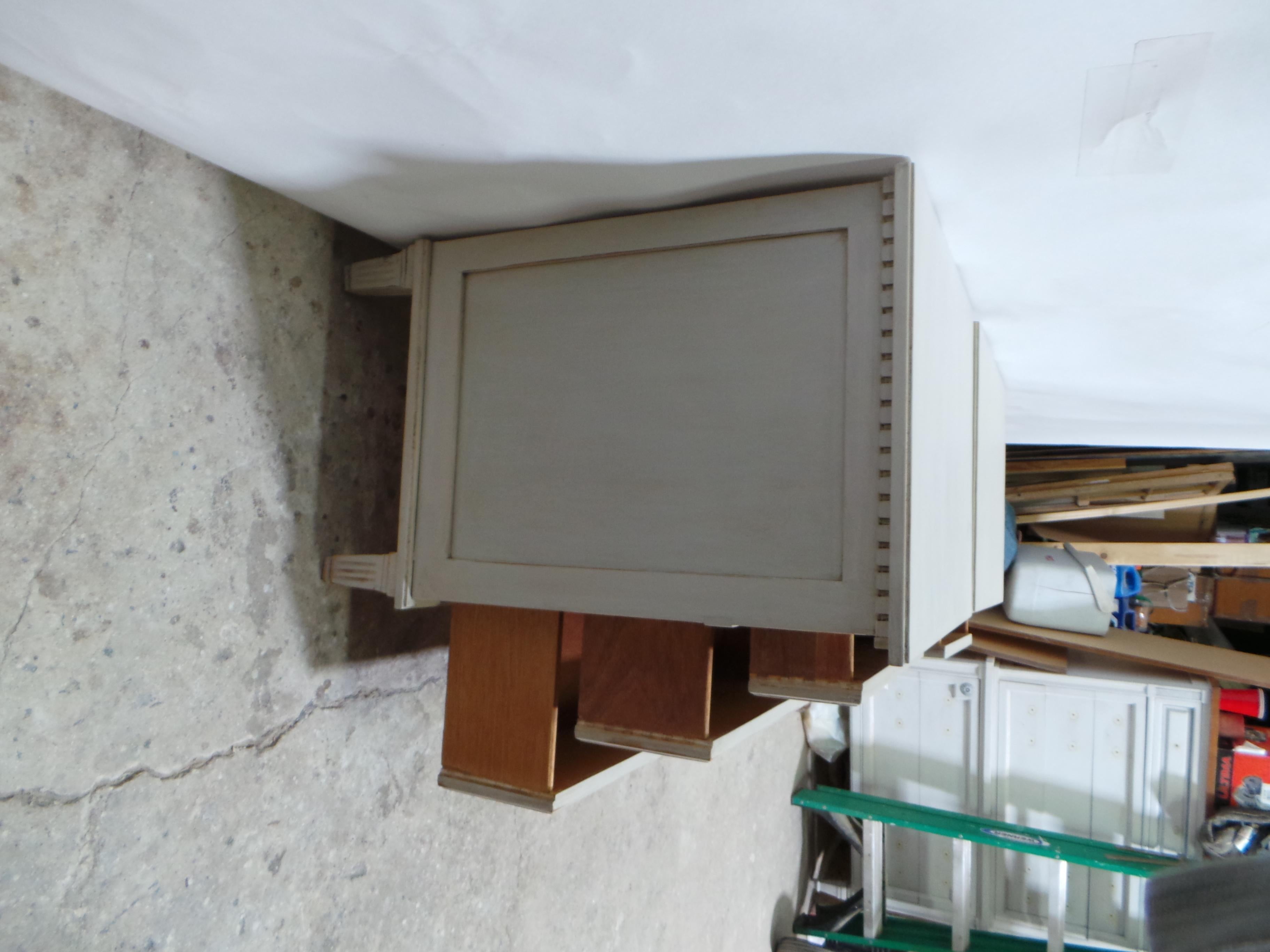 Tables de nuit à 3 tiroirs de style gustavien en vente 1