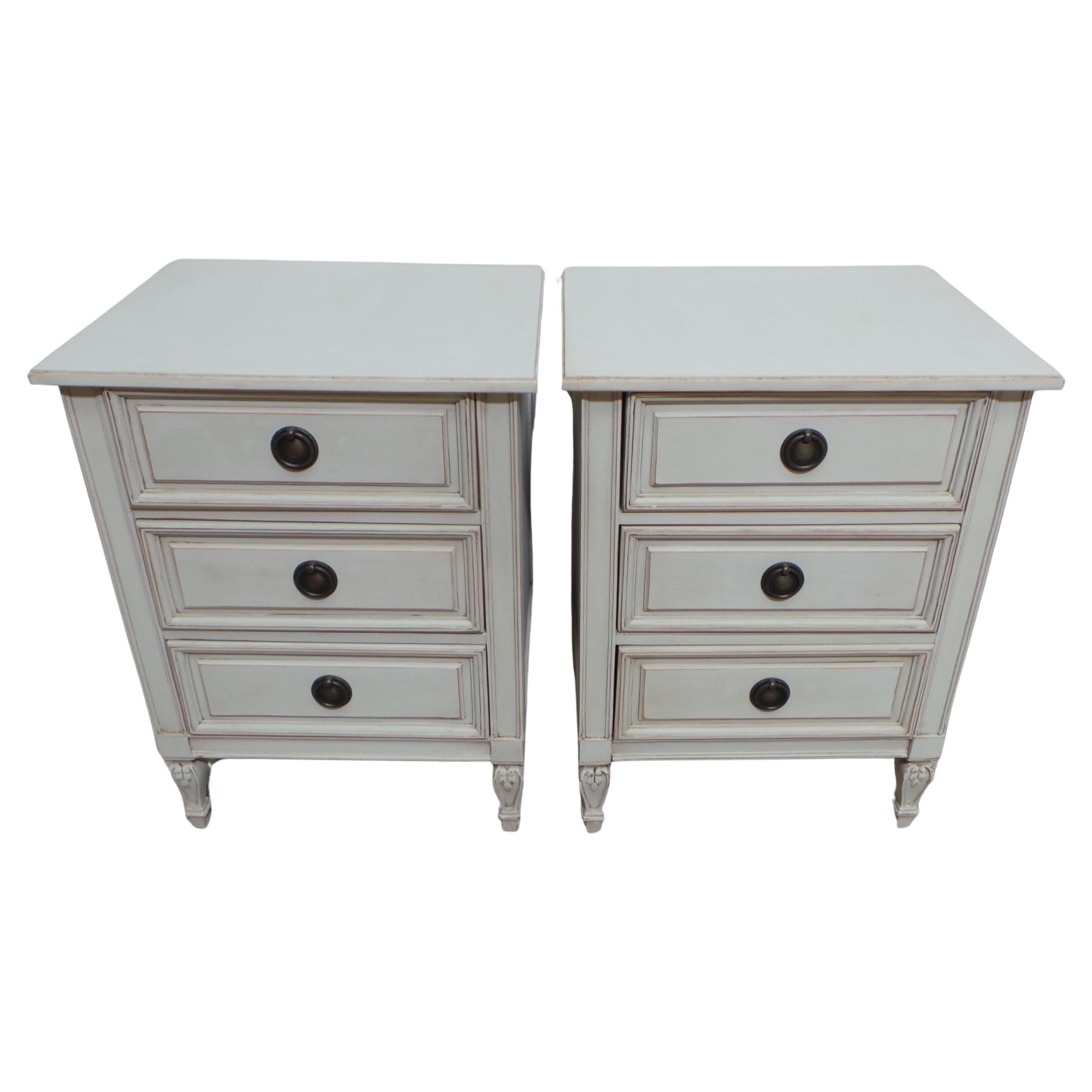 Tables de nuit à 3 tiroirs de style gustavien en vente