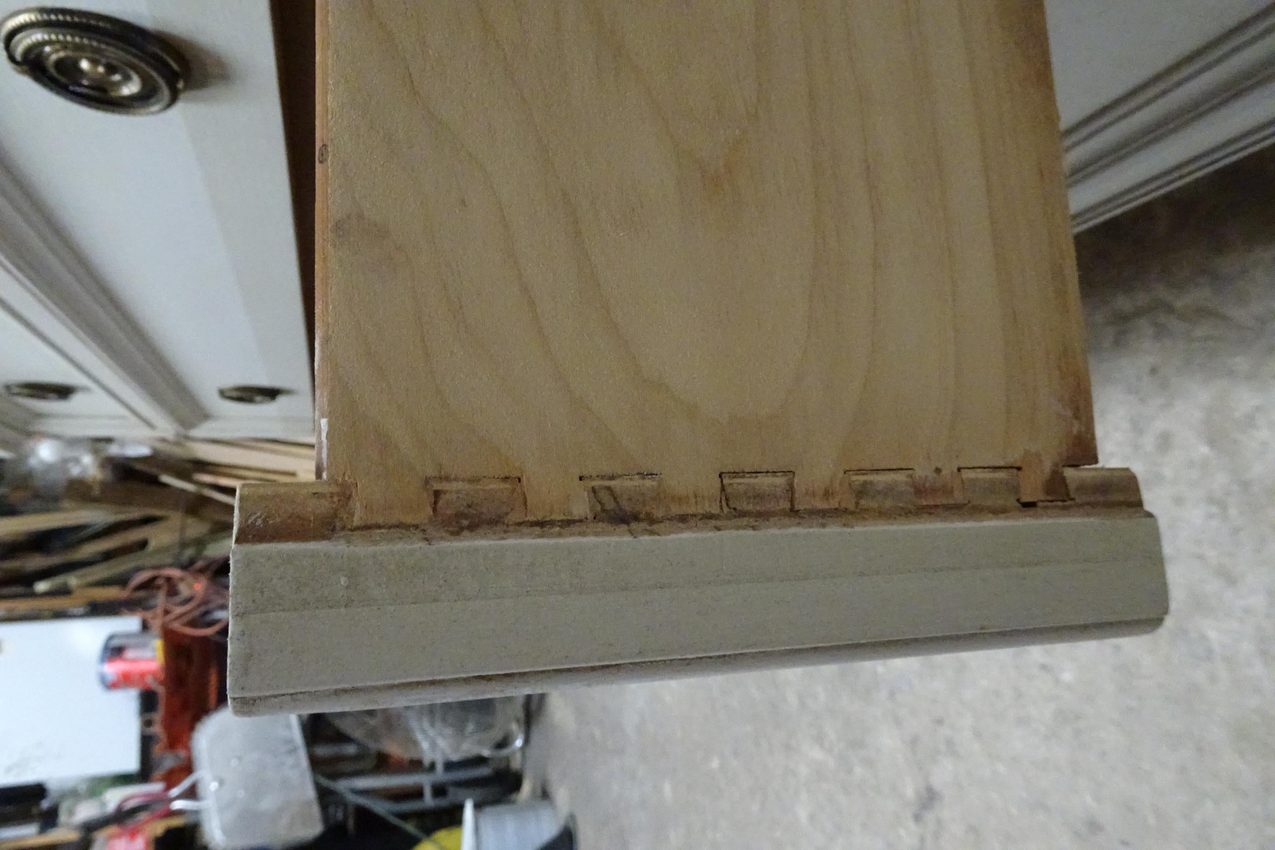 Gustavian Style 4 Schubladen Kommode (Holz) im Angebot