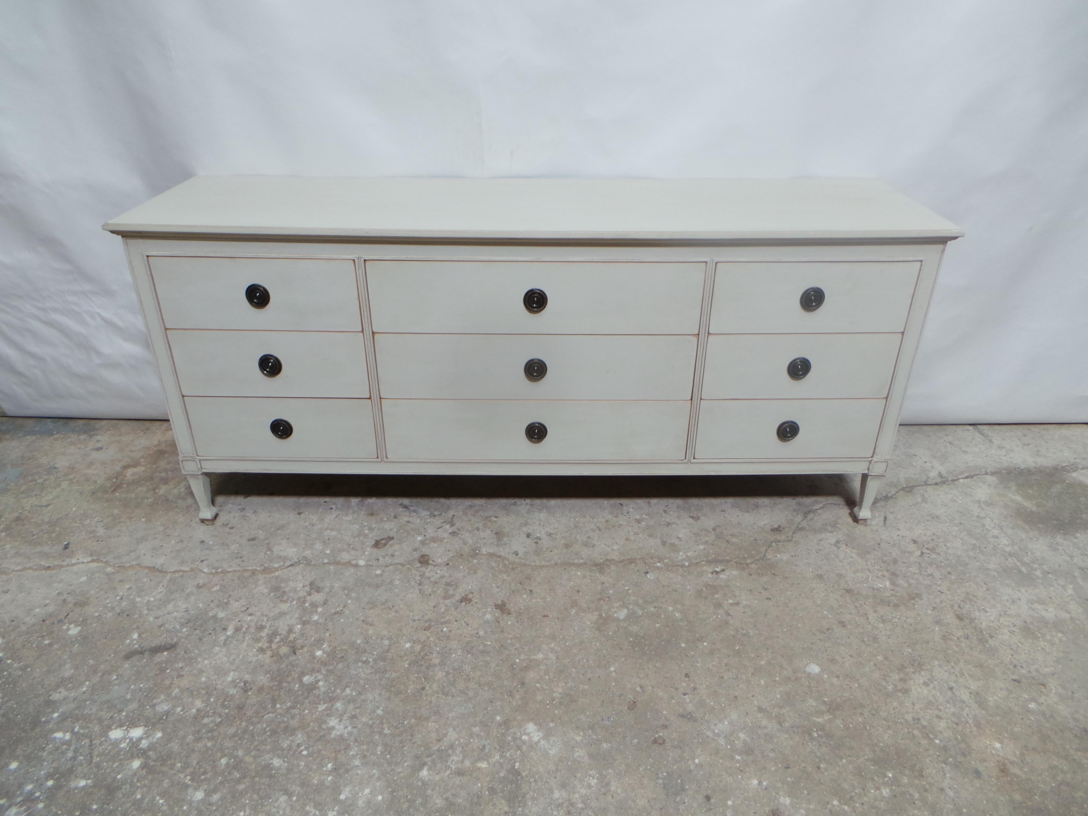 Questo è un comò a 9 cassetti in stile gustaviano.  è stata appena restaurata e ridipinta con Milk Paints 