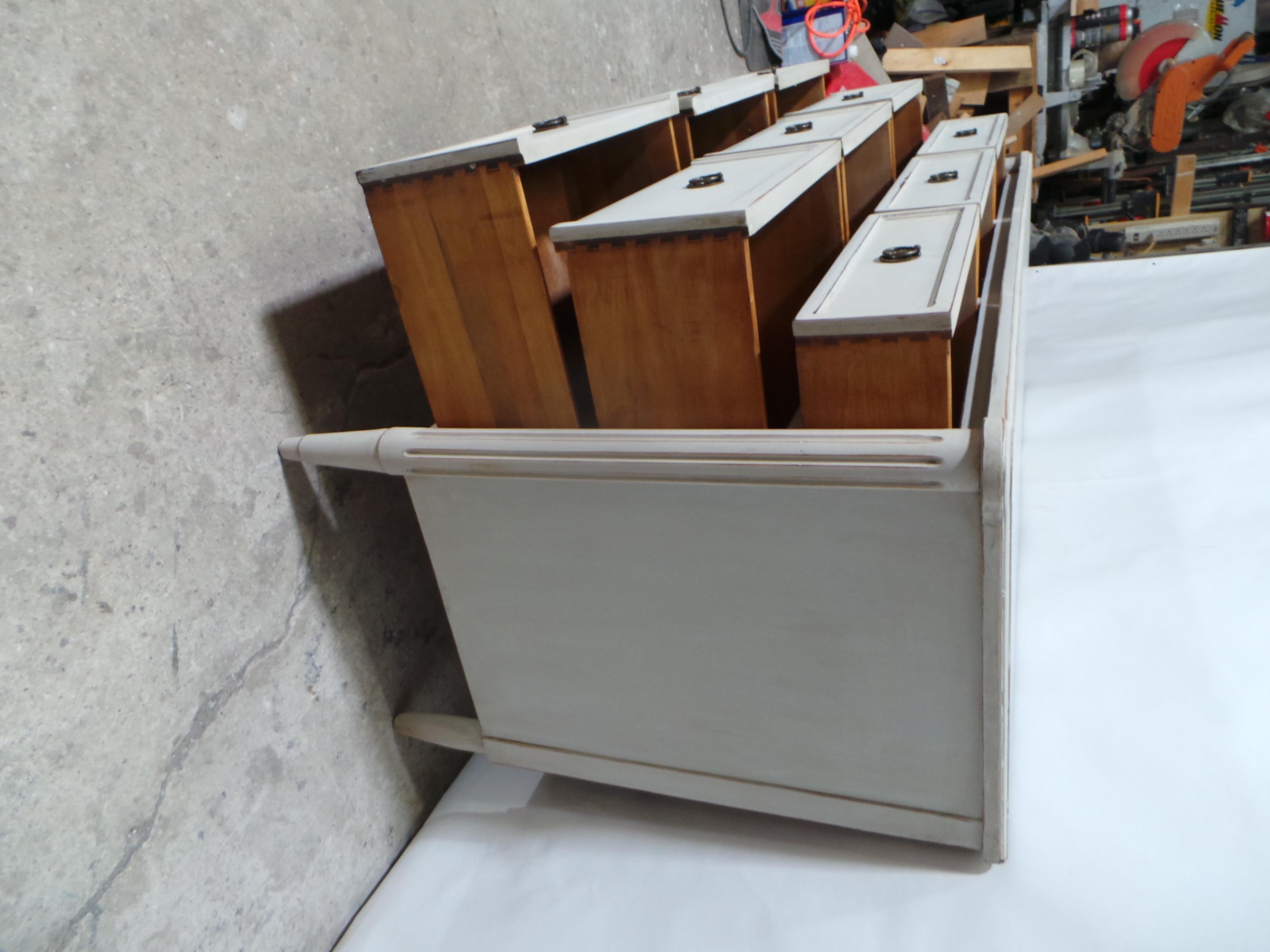 Comò a 9 cassetti in stile gustaviano in vendita 2