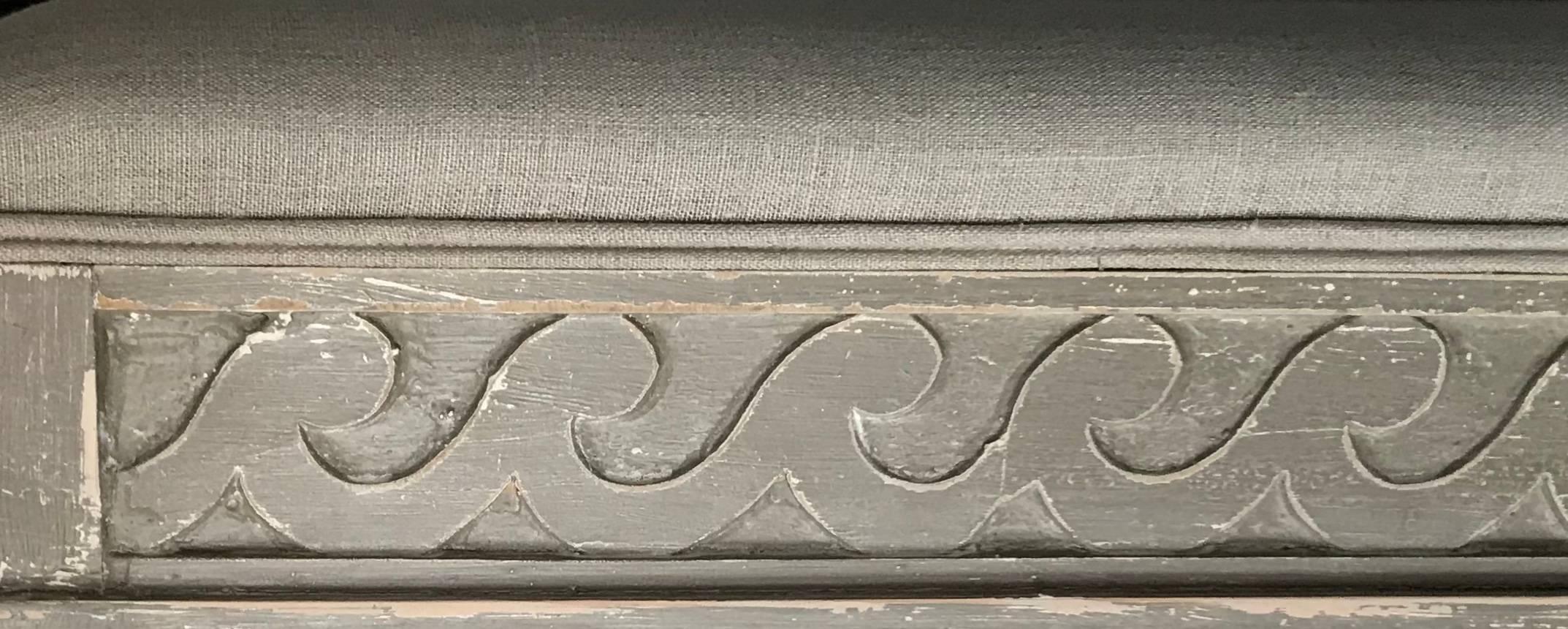 Contemporary English in the style of Swedish Gustavian, painted grey bench with newly reupholstered linen fabric.



   
