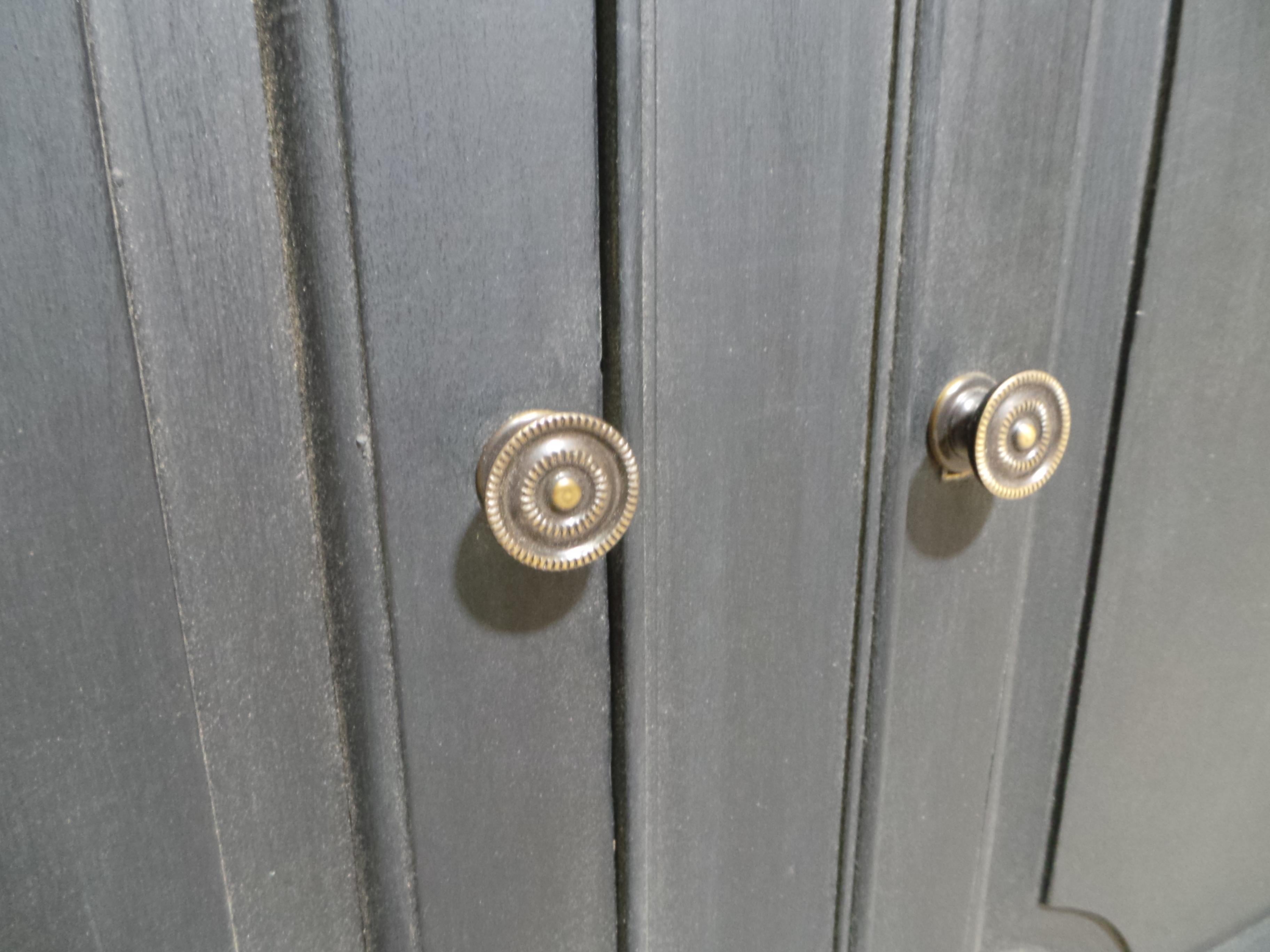 Gustaviano Vetrina con ante in vetro nero in stile gustaviano in vendita