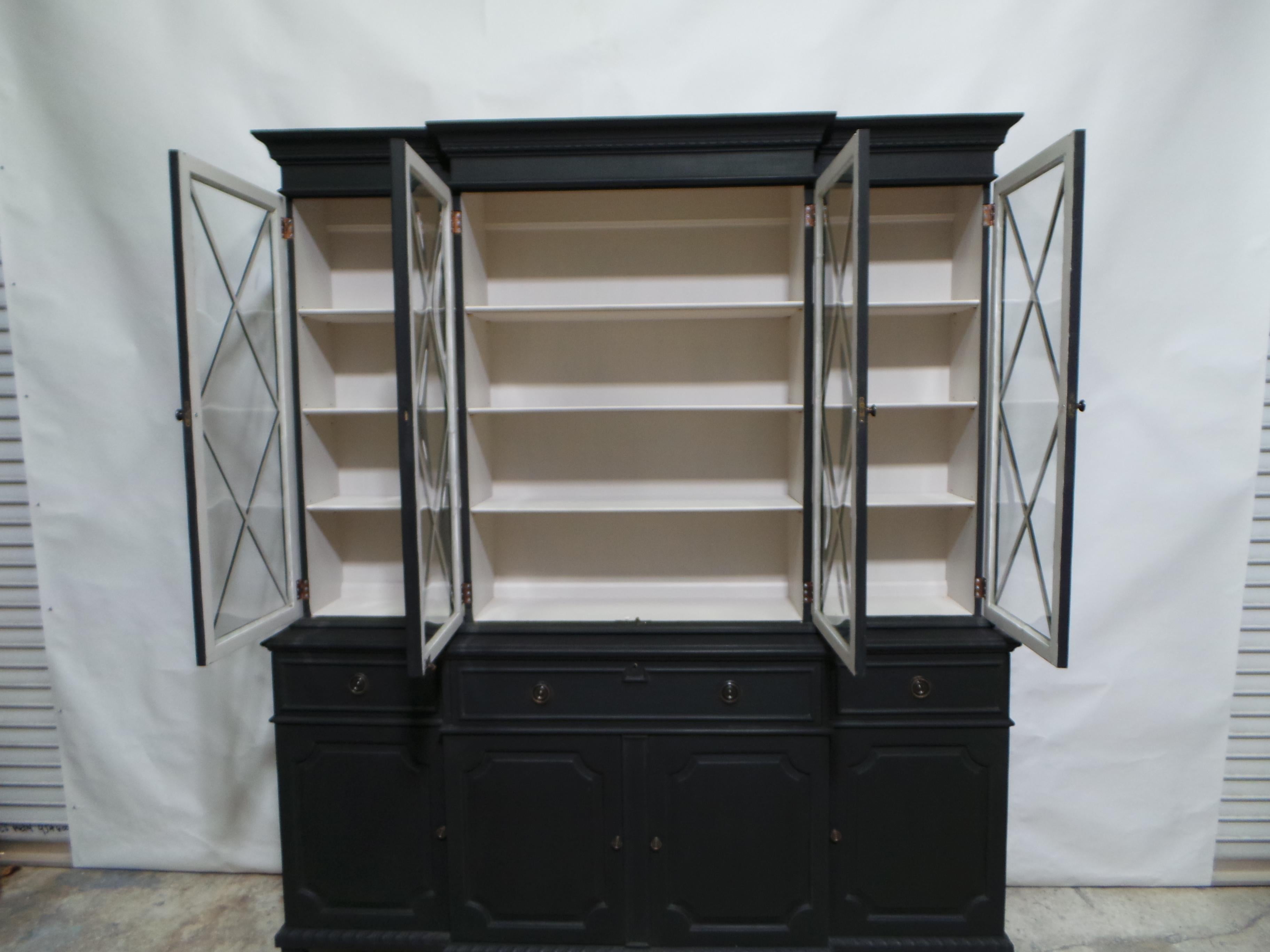 Svedese Vetrina con ante in vetro nero in stile gustaviano in vendita