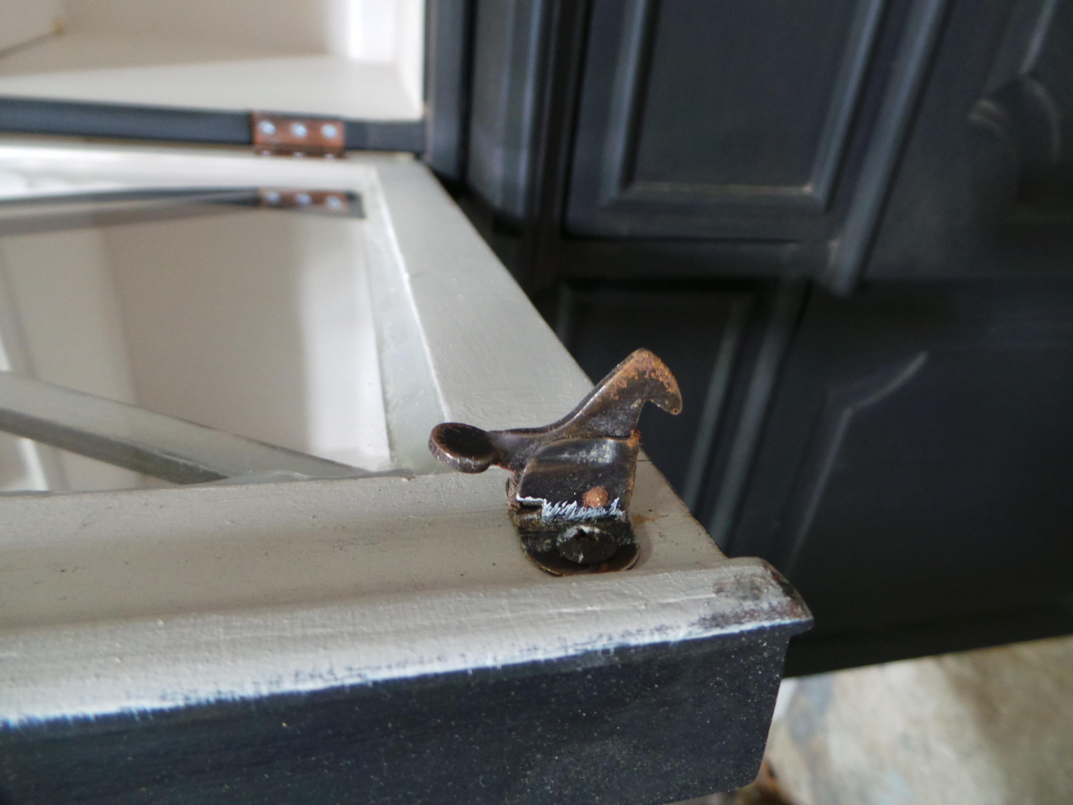 Vetrina con ante in vetro nero in stile gustaviano In condizioni buone in vendita a Hollywood, FL