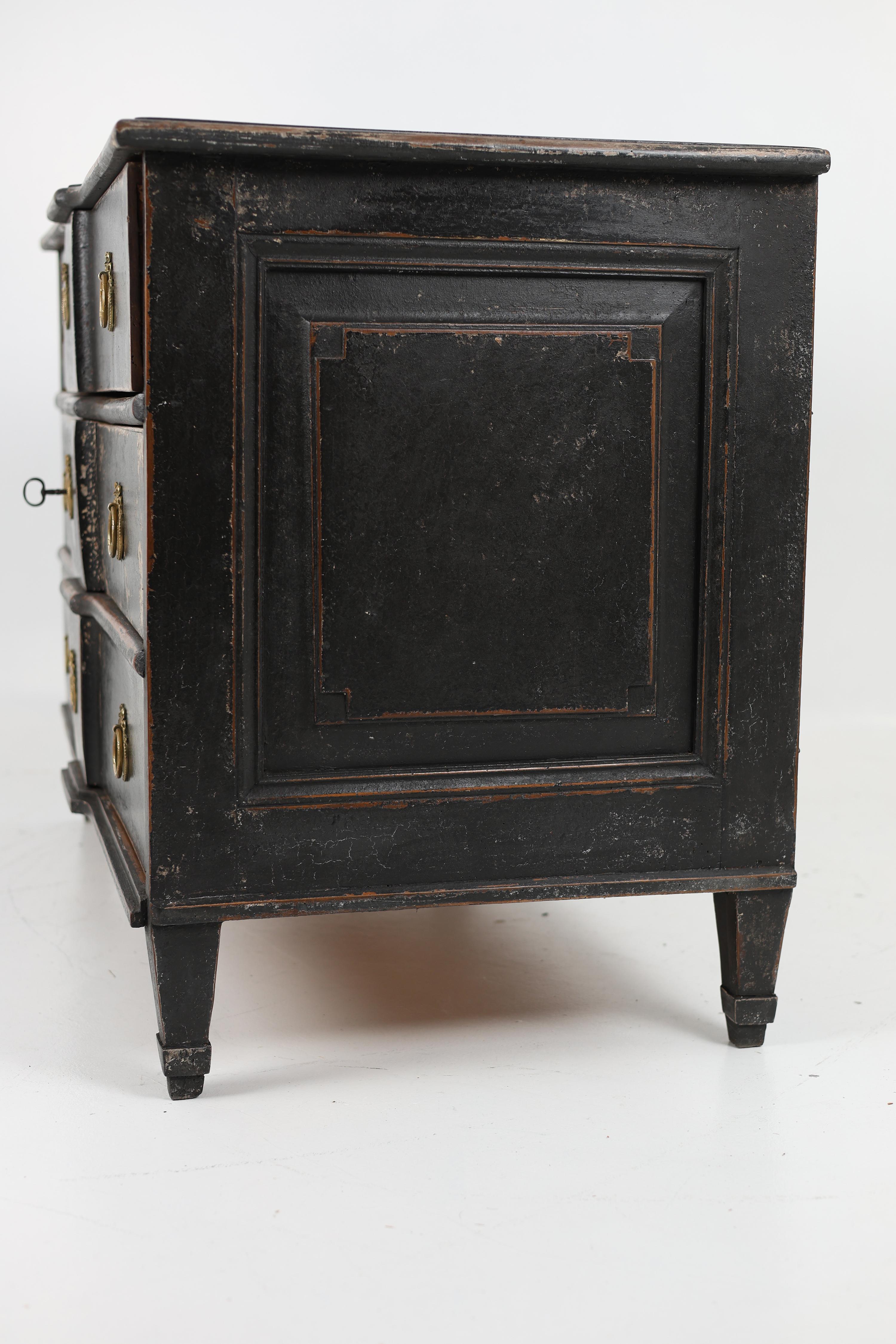 Gustavian style Chest of Drawers from the Late 18th Century For Sale 4