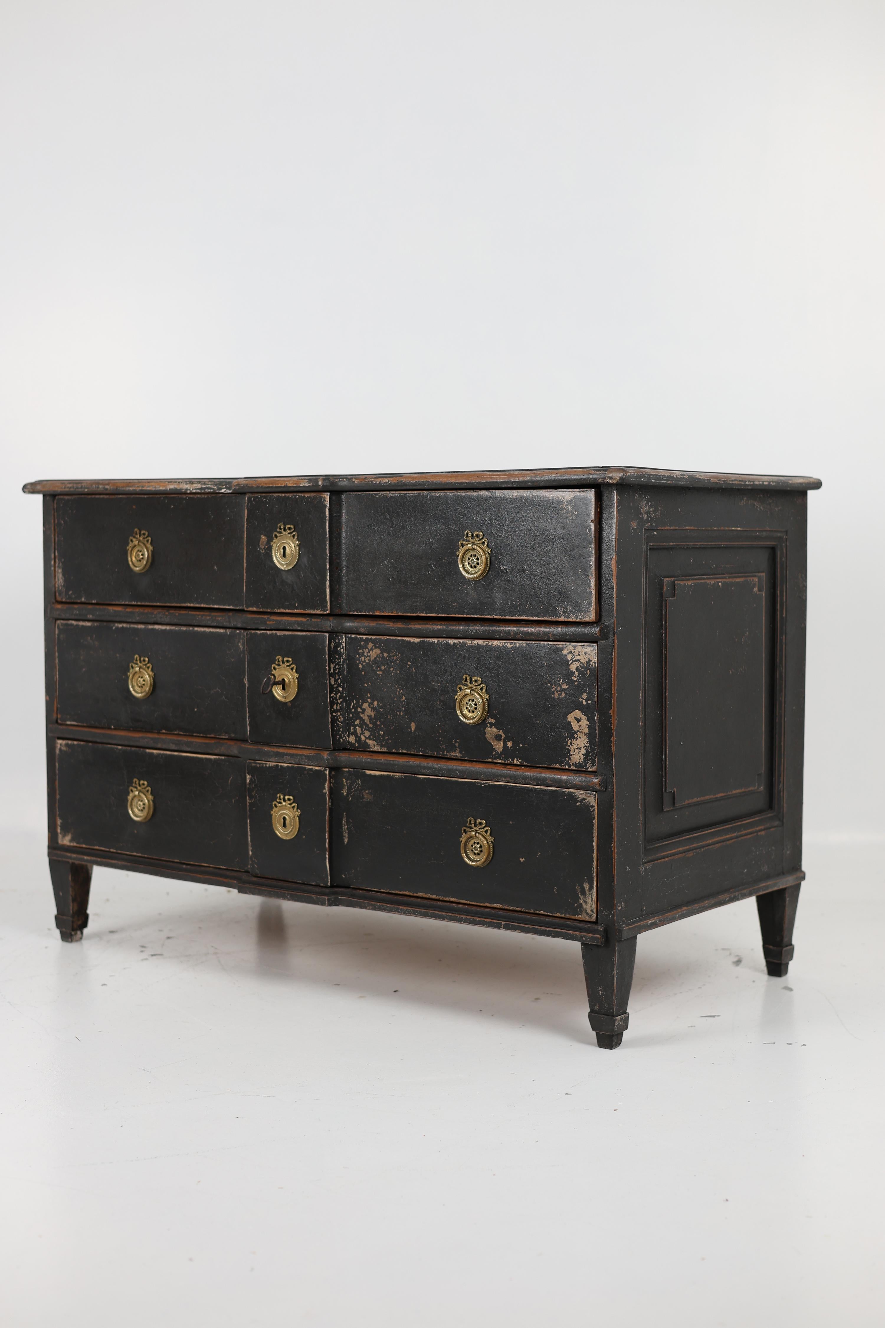 Gustavian style Chest of Drawers from the Late 18th Century For Sale 6