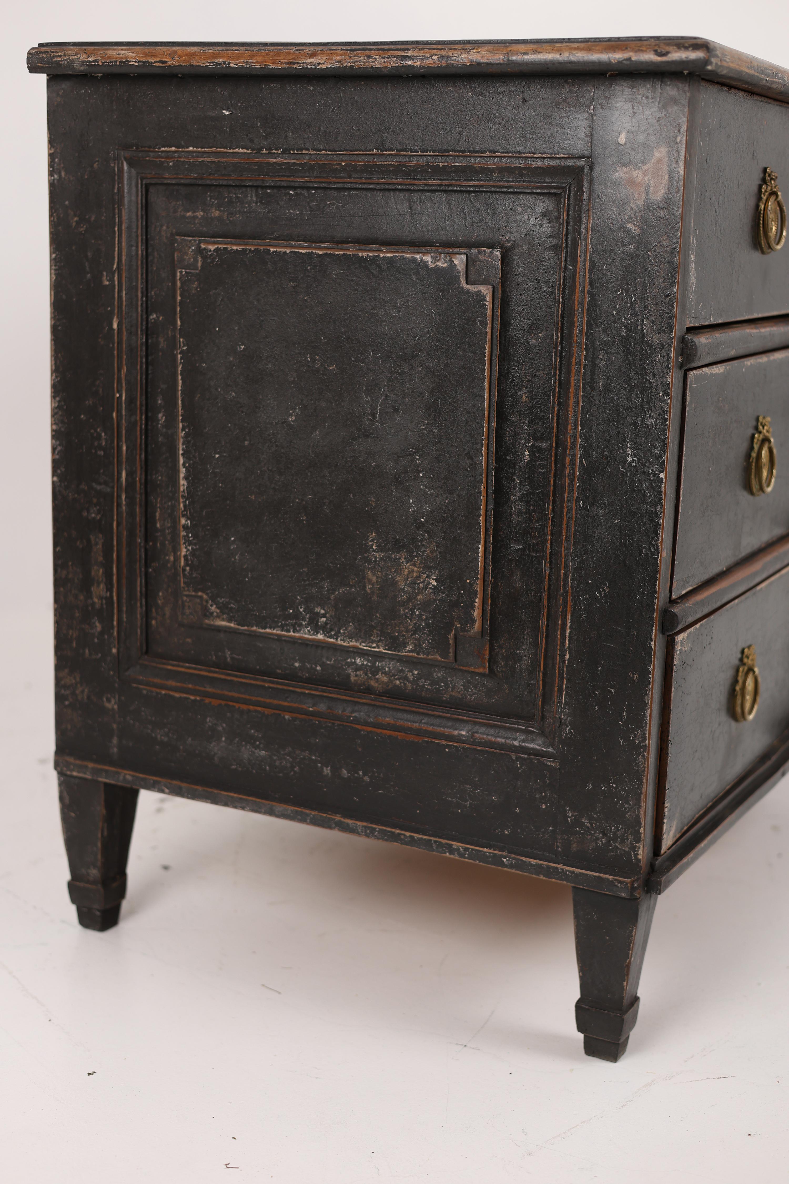 Gustavian style Chest of Drawers from the Late 18th Century For Sale 7