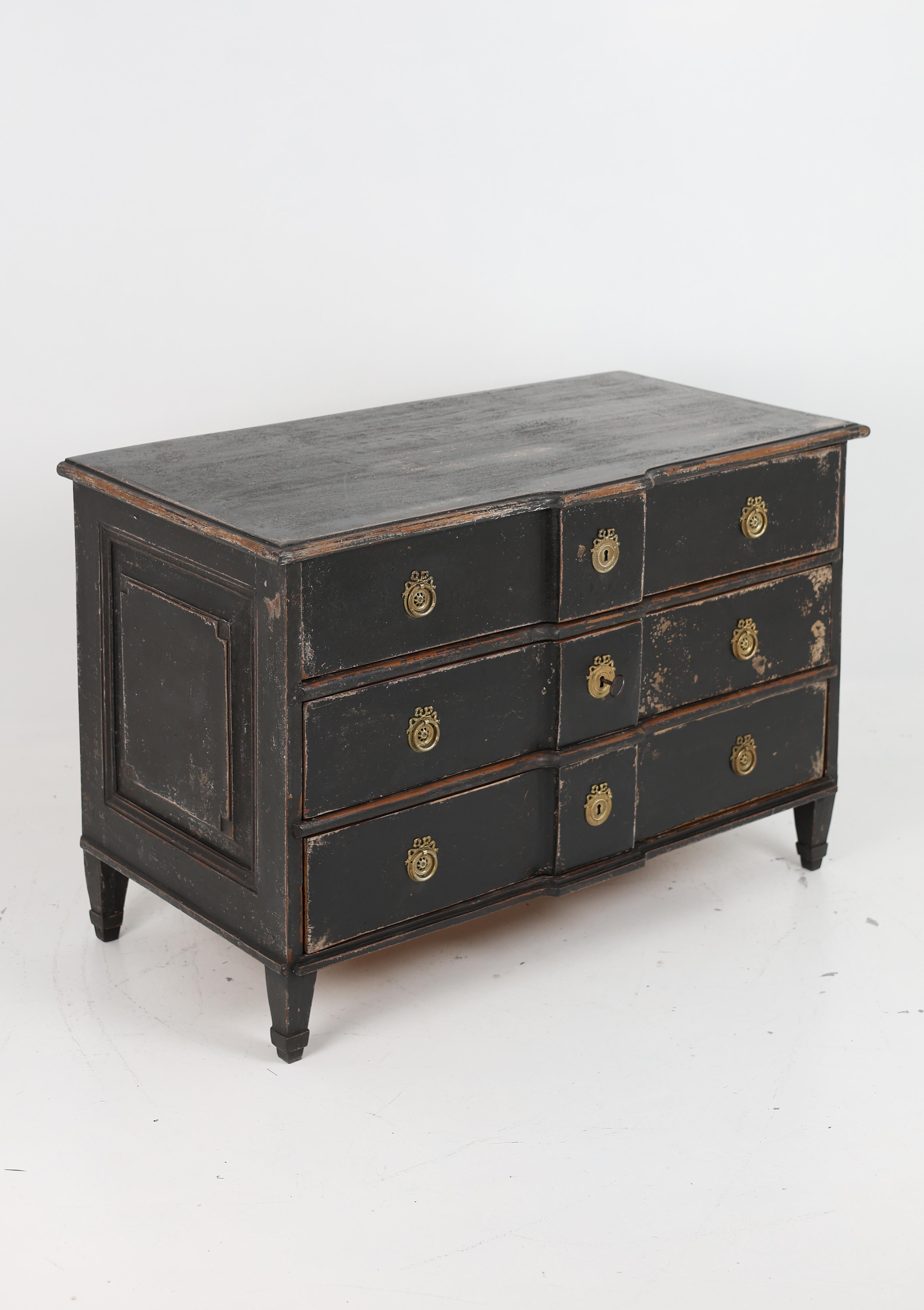 Gustavian style Chest of Drawers from the Late 18th Century For Sale 8