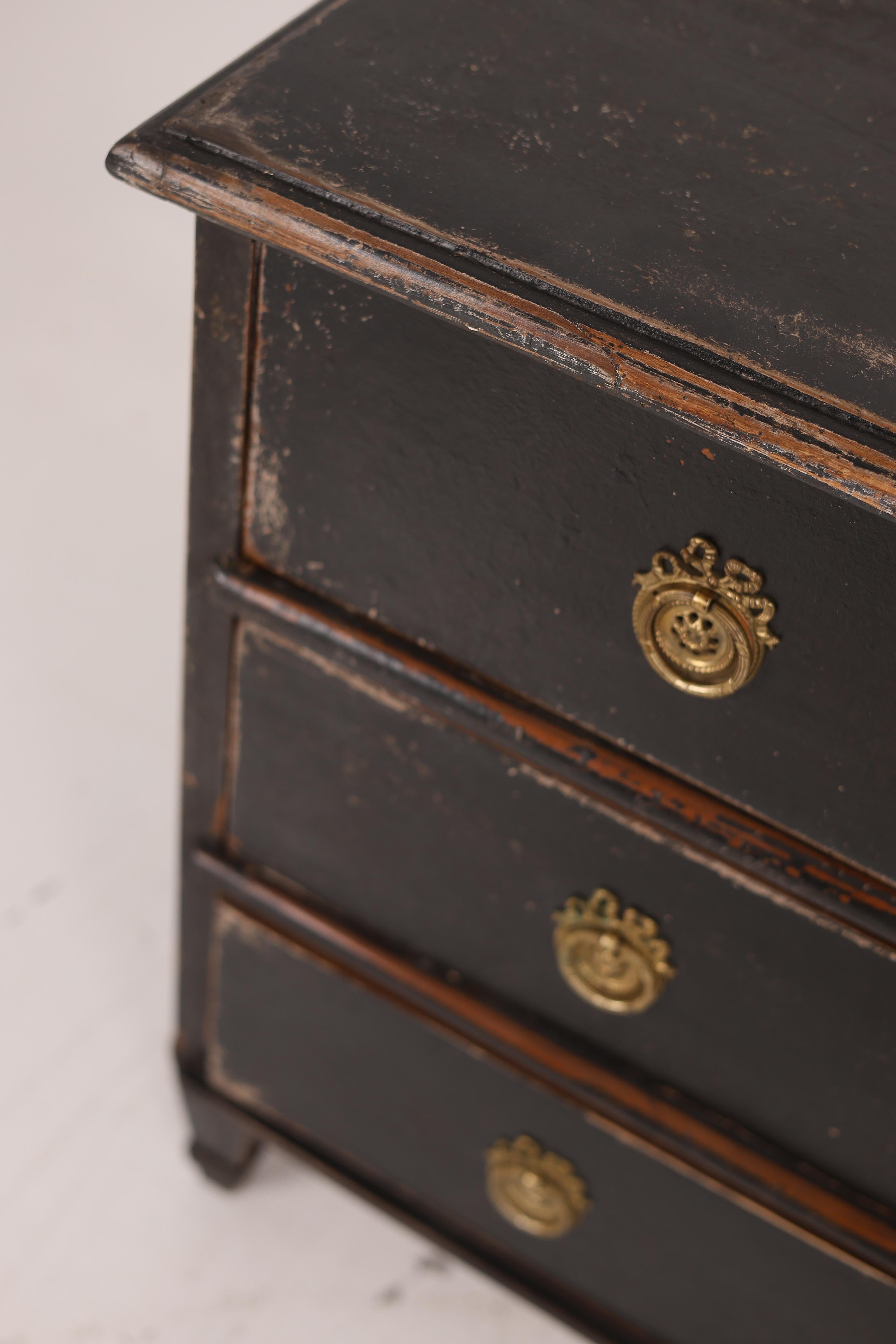 Gustavian style Chest of Drawers from the Late 18th Century For Sale 10