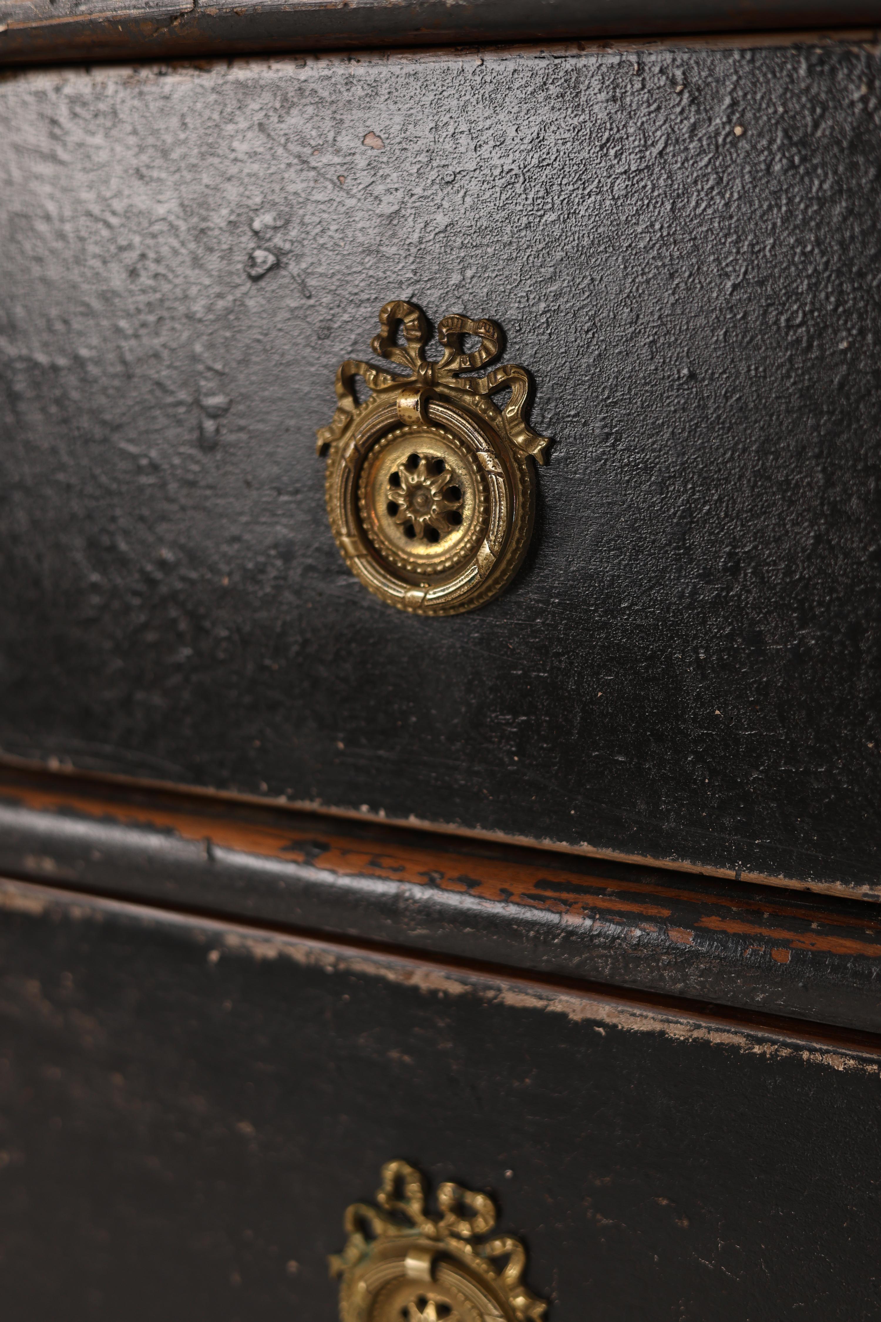 Gustavian style Chest of Drawers from the Late 18th Century For Sale 11