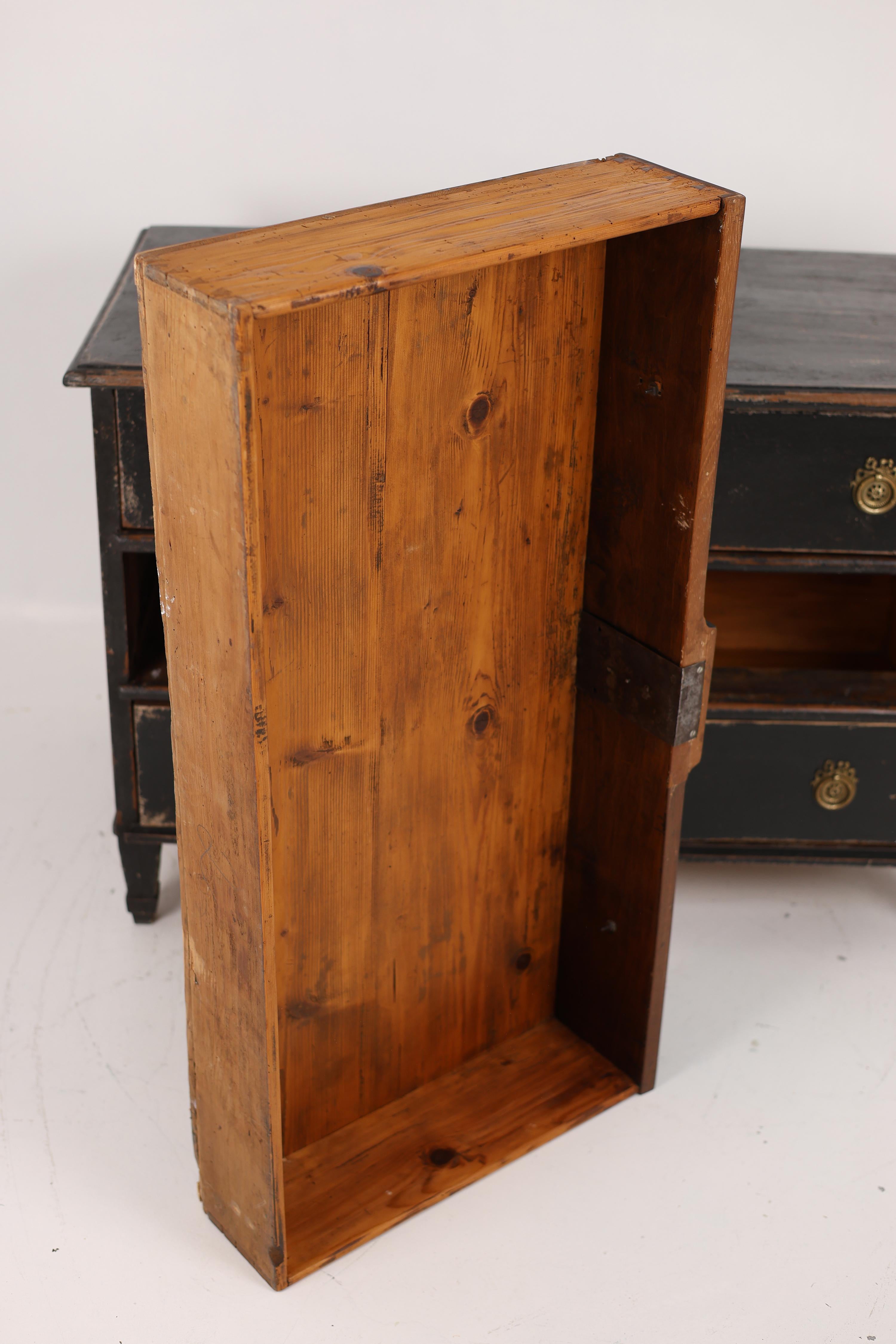 Gustavian style Chest of Drawers from the Late 18th Century For Sale 13