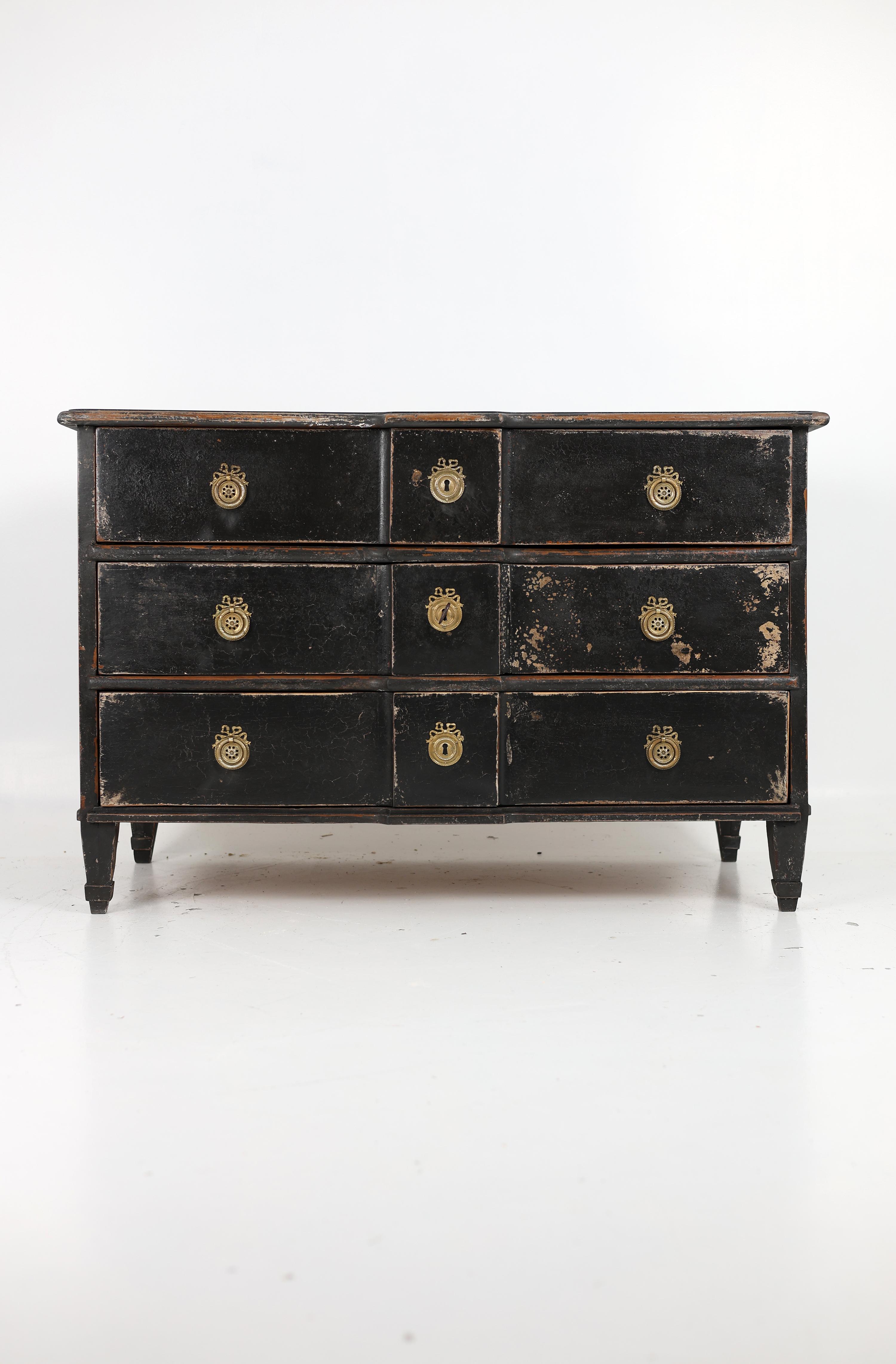 Gustavian-style Chest of Drawers from the Late 18th Century


This exquisite chest of drawers dates back to around 1790, representing the elegance of the Gustavian style. Crafted from high-quality walnut, the piece is finished with a black painted