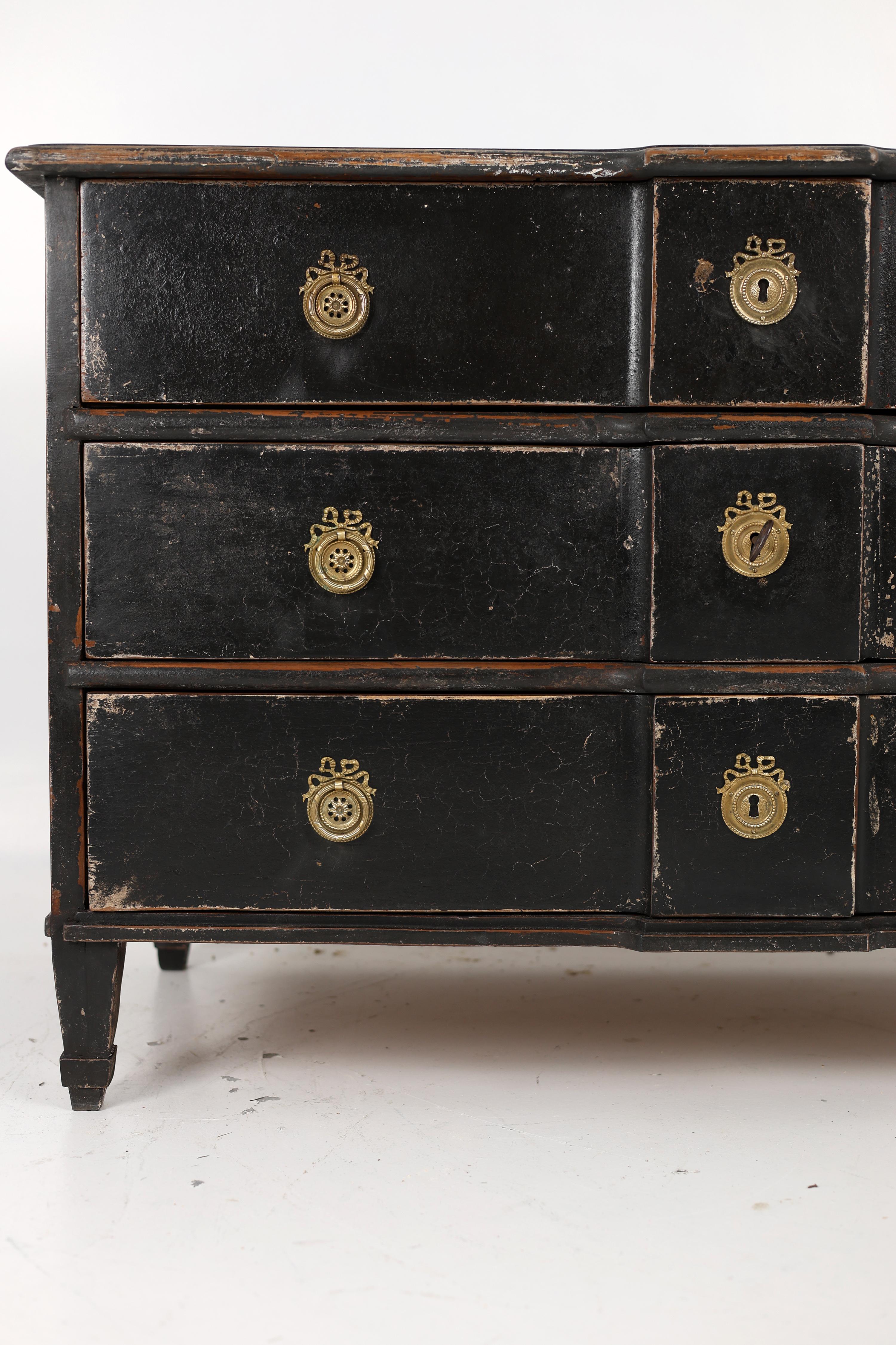 Swedish Gustavian style Chest of Drawers from the Late 18th Century For Sale