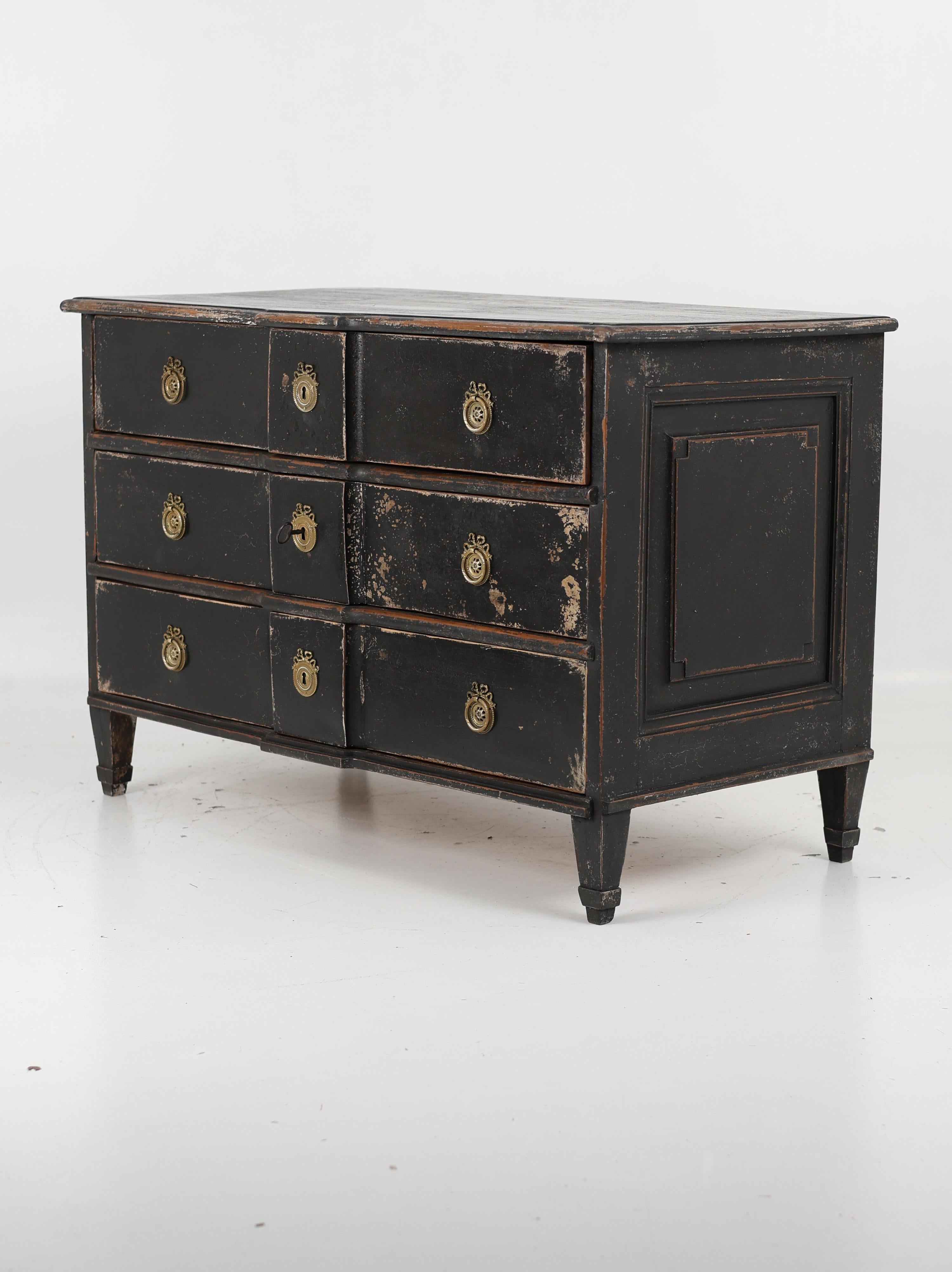 Hand-Painted Gustavian style Chest of Drawers from the Late 18th Century For Sale