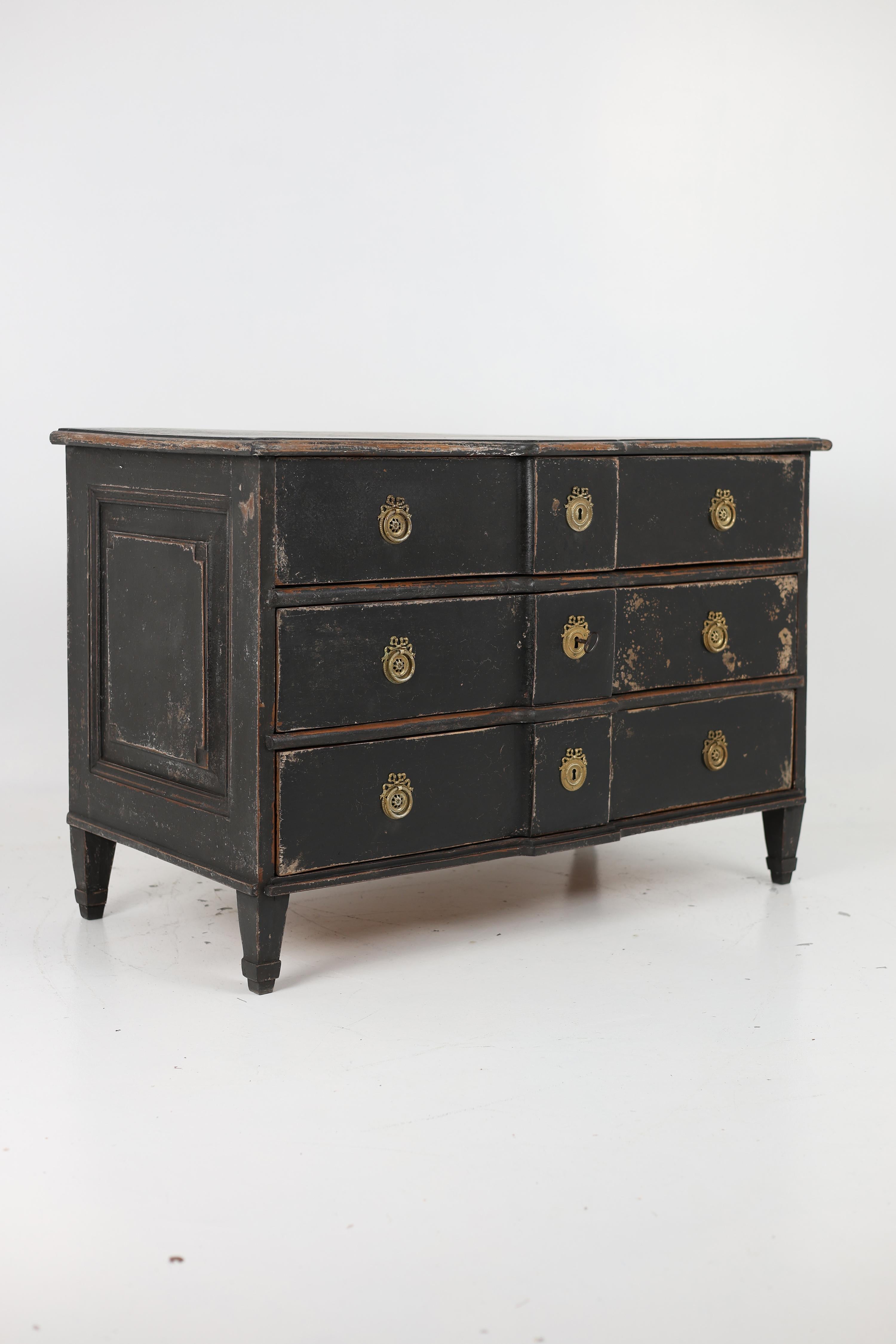 Walnut Gustavian style Chest of Drawers from the Late 18th Century For Sale