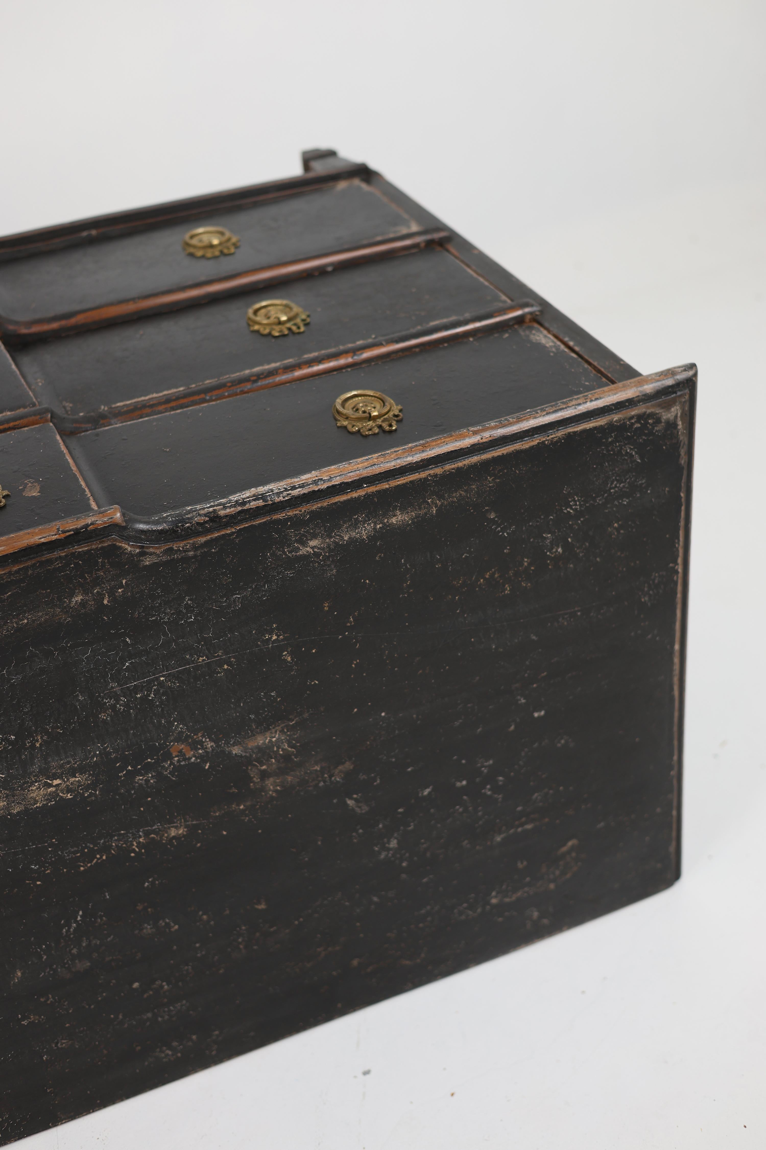 Gustavian style Chest of Drawers from the Late 18th Century For Sale 1