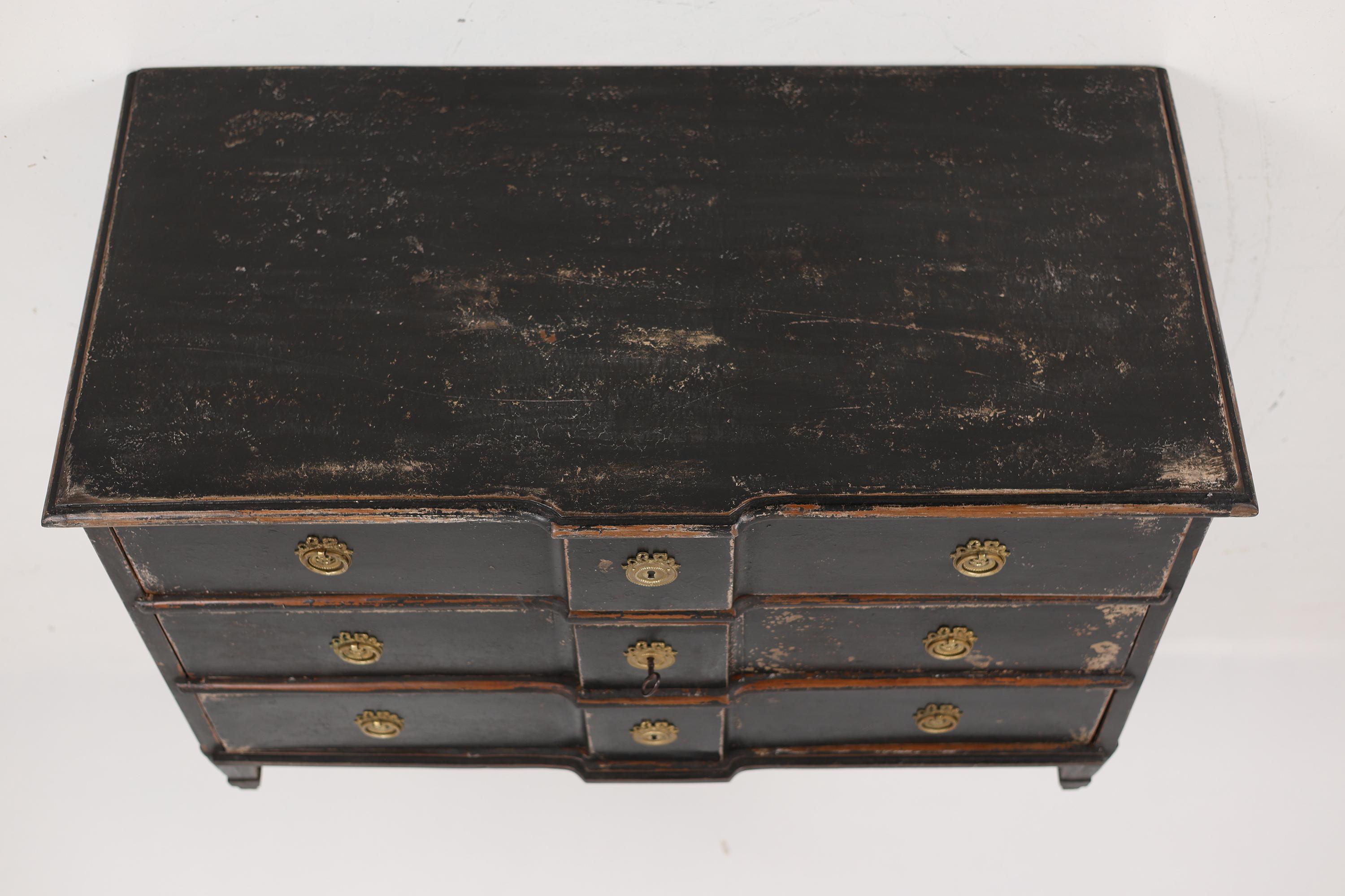 Gustavian style Chest of Drawers from the Late 18th Century For Sale 2