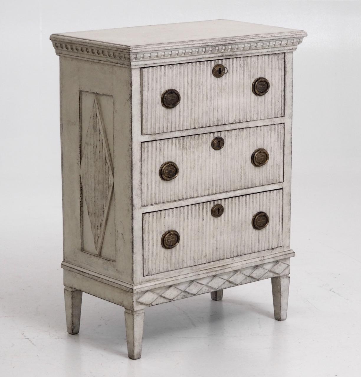 Gustavian Style chest, richly carved, 19th Century
Measures: H. 92, W. 68, D. 38 cm
H. 36.2, W. 26.7, D. 14.9 in.