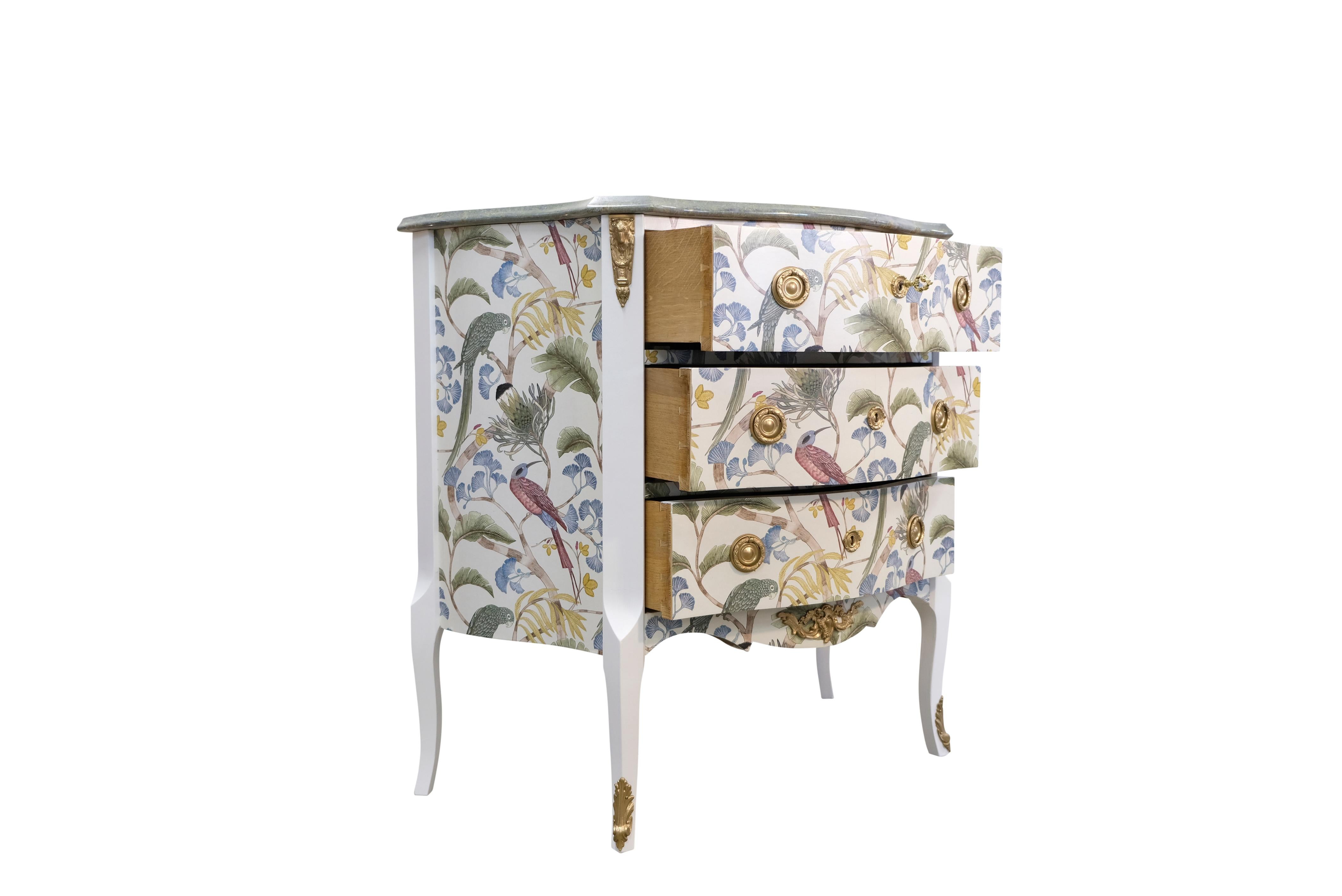 Gustavian Style Commode in Antique White with Exotic Birds Design and Marble Top. Fine original fittings in solid brass. 
Width: 83cm / 32.7