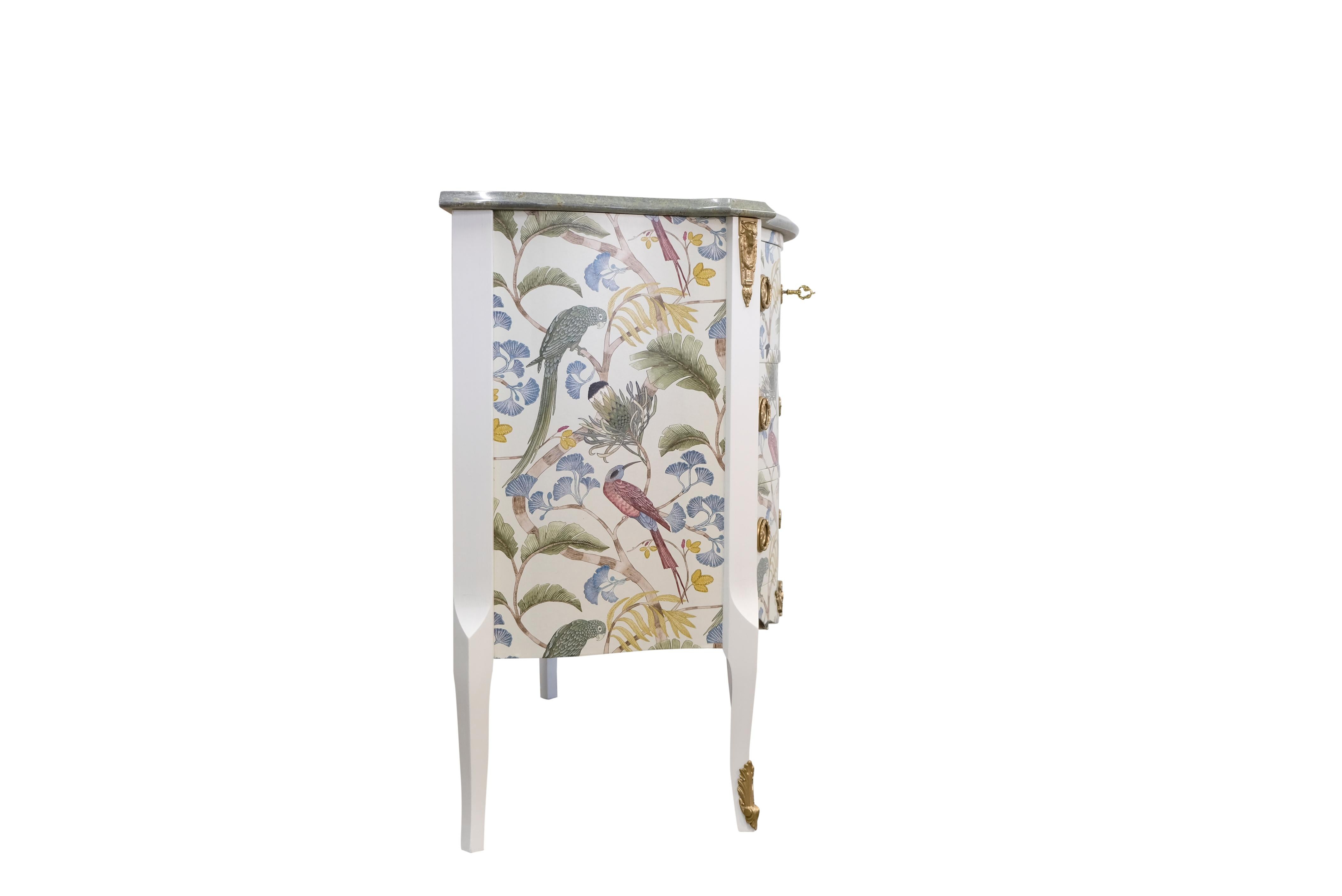 Gustavian Style Commode in Antique White with Exotic Birds Design and Marble Top In Good Condition In Crowthorne, Surrey