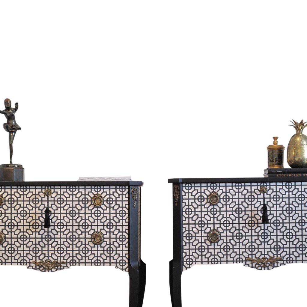 Kommode im Gustavianischen Stil in Schwarz-Weiß im Art-déco-Stil – Paar (Mitte des 20. Jahrhunderts) im Angebot