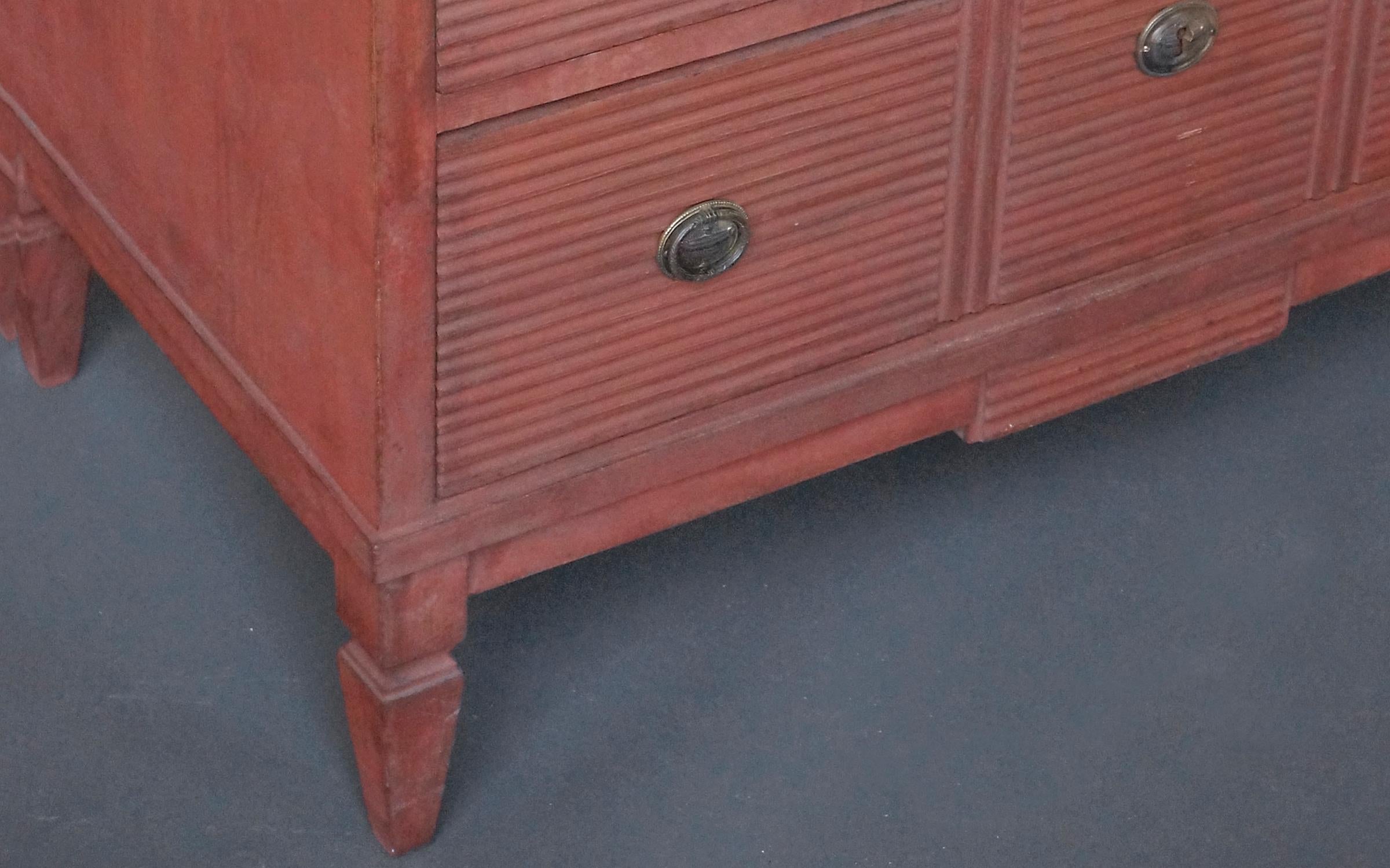 Gustavian Style Commode in Brick Red Paint im Zustand „Gut“ in Great Barrington, MA
