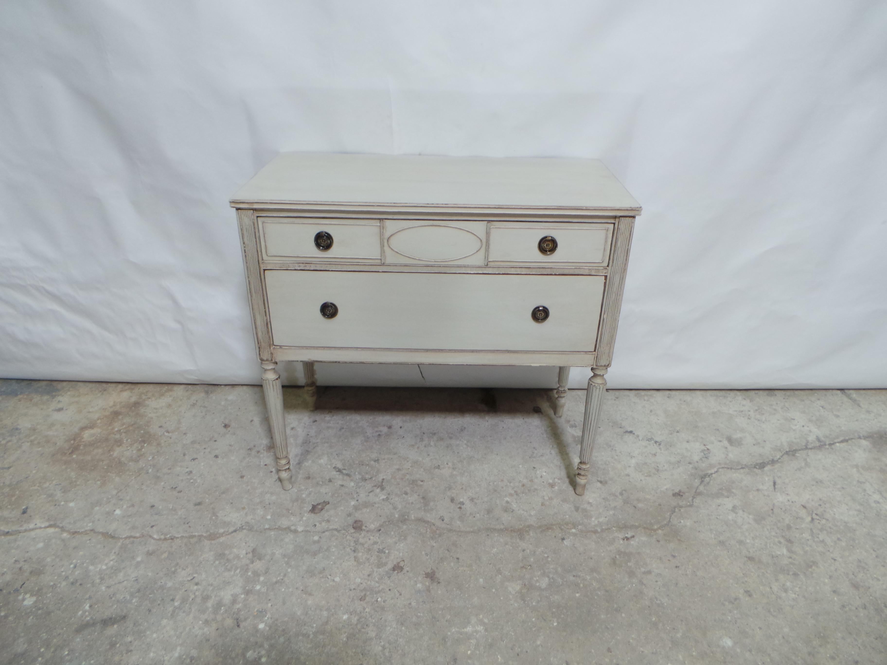 Voici une console unique à 2 tiroirs de style Gustavien. Elle a été restaurée et repeinte avec de la peinture au lait 