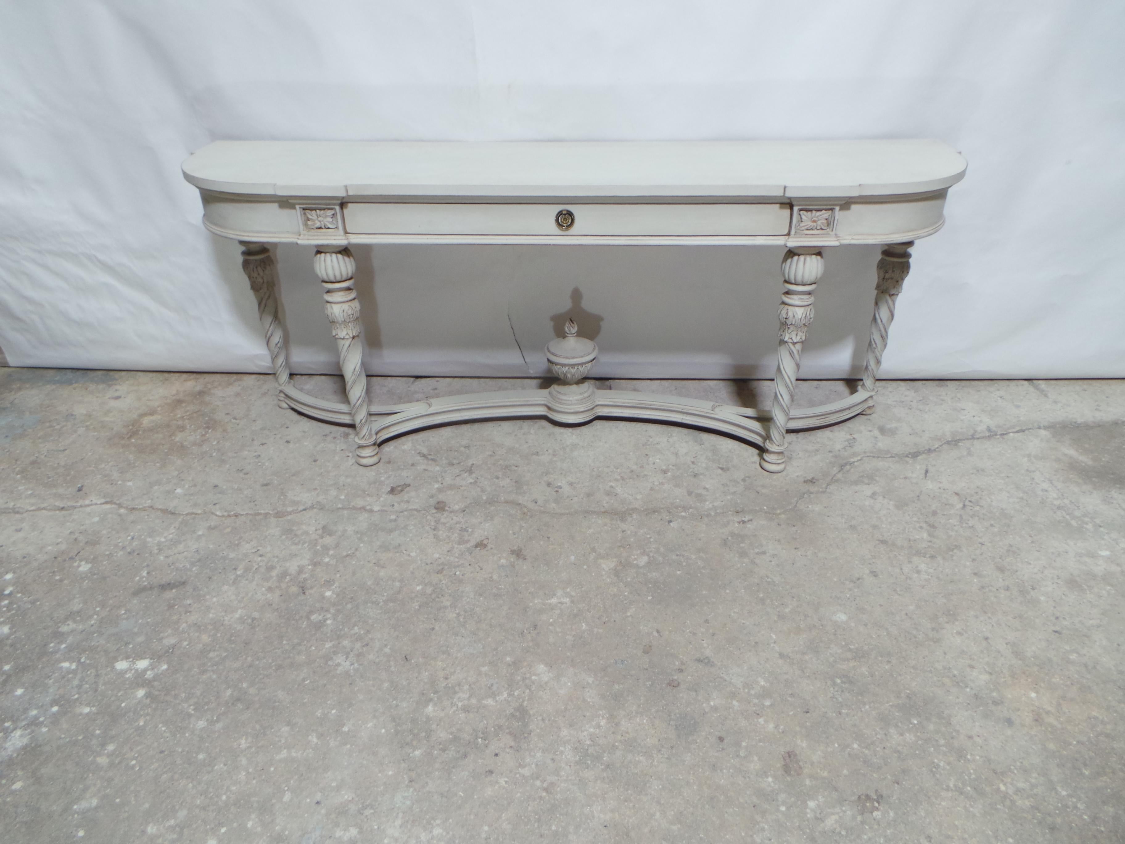 Il s'agit d'une table console unique de style Gustavien. Elle a été restaurée et repeinte avec de la peinture au lait 