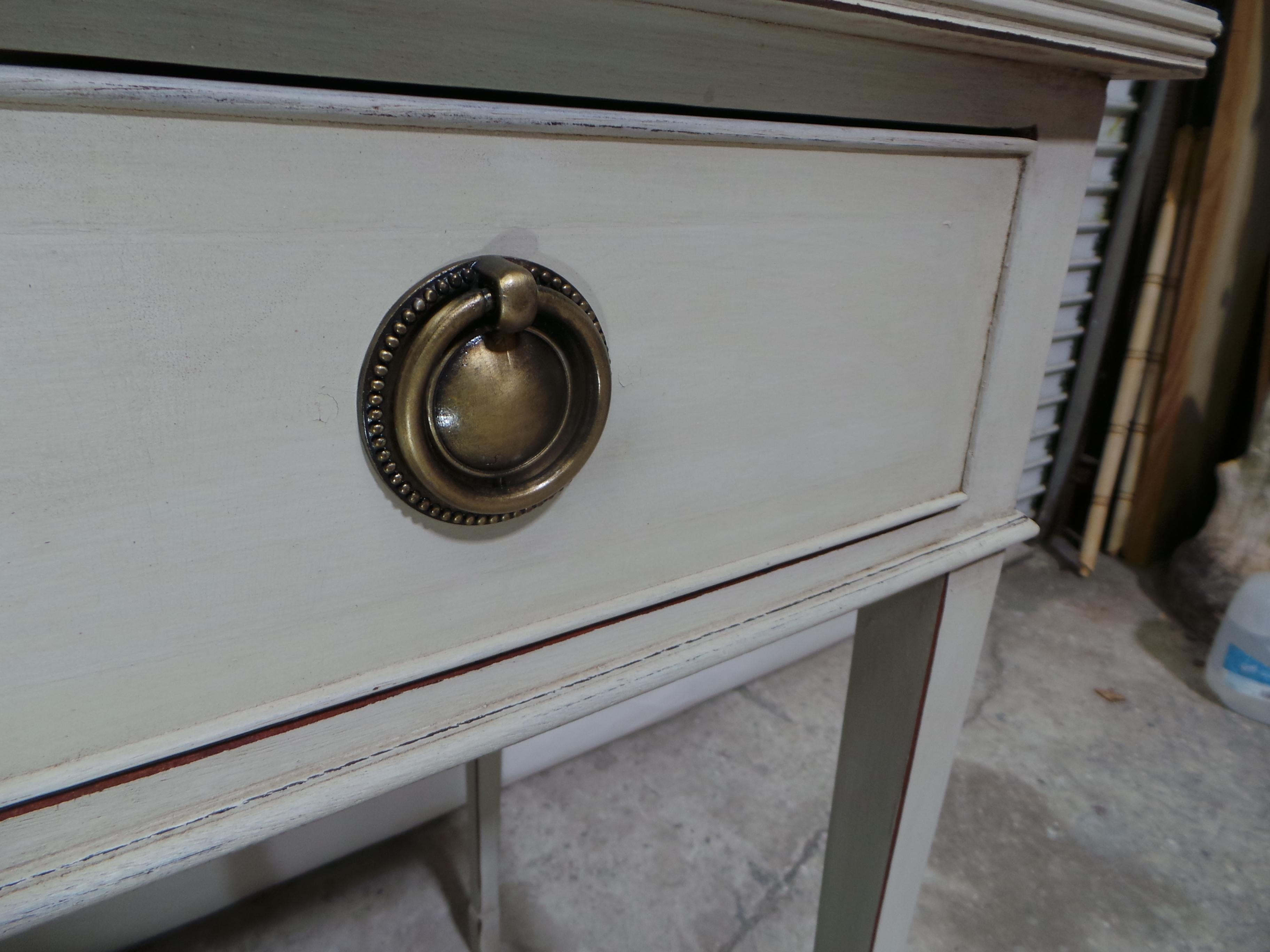 Il s'agit d'une table console gustavienne suédoise unique. Elle a été restaurée et repeinte avec de la peinture au lait 