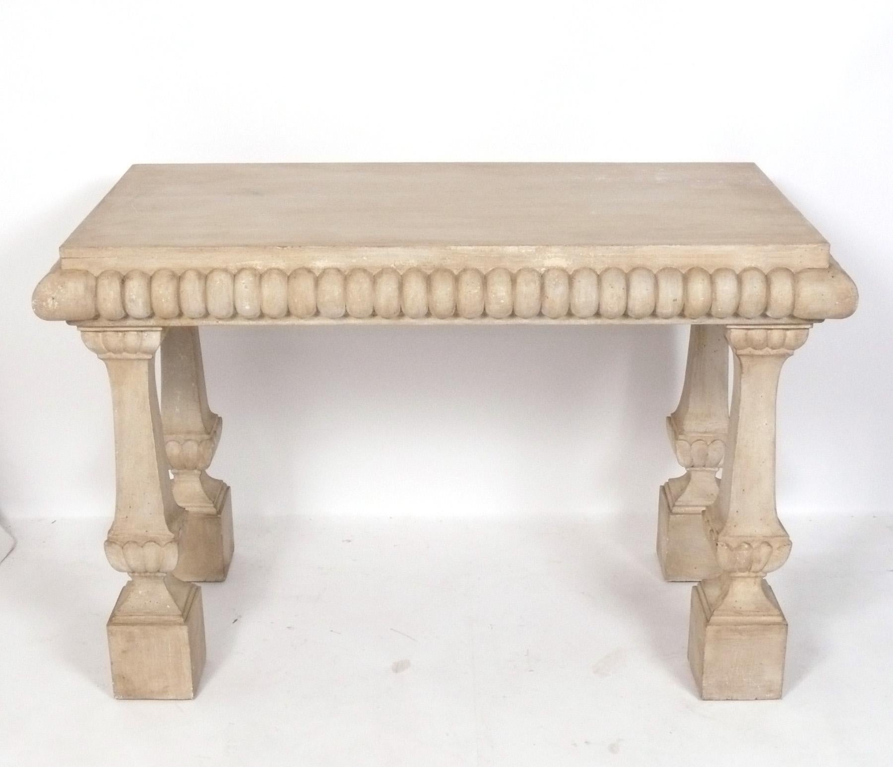 Elegante Mesa Consola de Estilo Gustaviano, probablemente estadounidense, hacia el siglo XX. Bonito acabado de pintura envejecida. Tiene un tamaño versátil y puede utilizarse como consola o mesa de sofá, o como bar o centro multimedia.