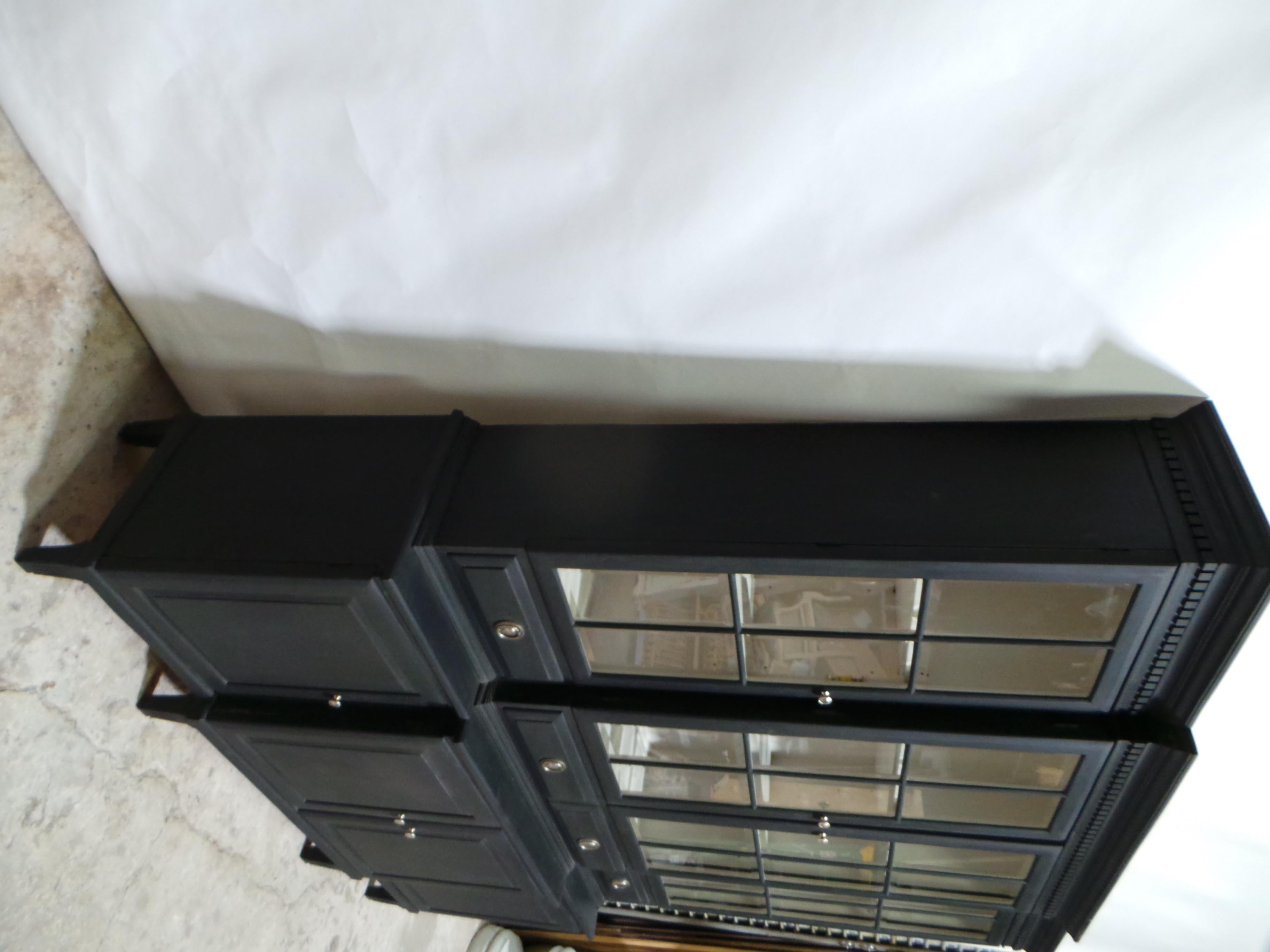 Vitrine à porte en verre de style gustavien en vente 4