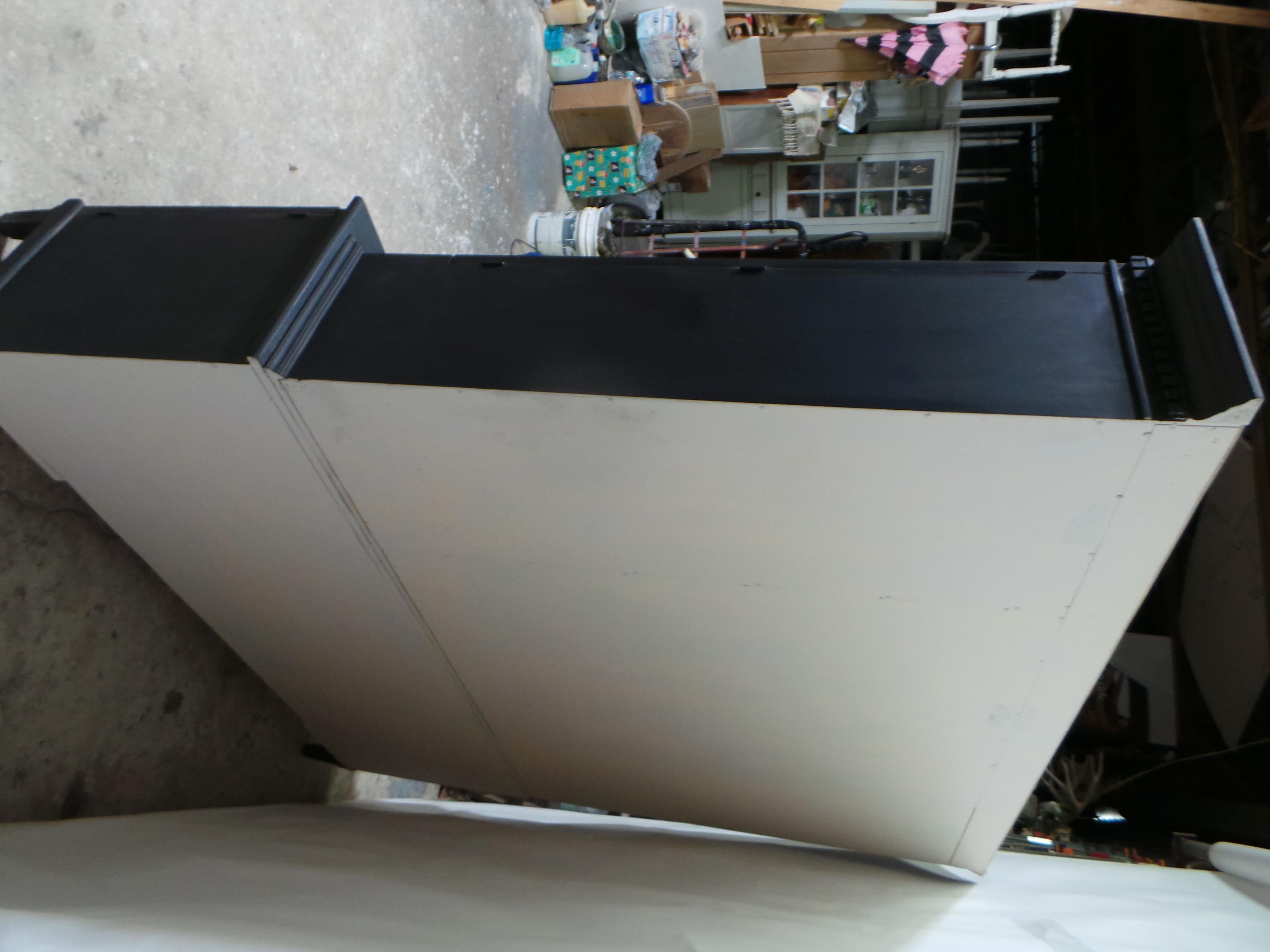 Vitrine à porte en verre de style gustavien en vente 5