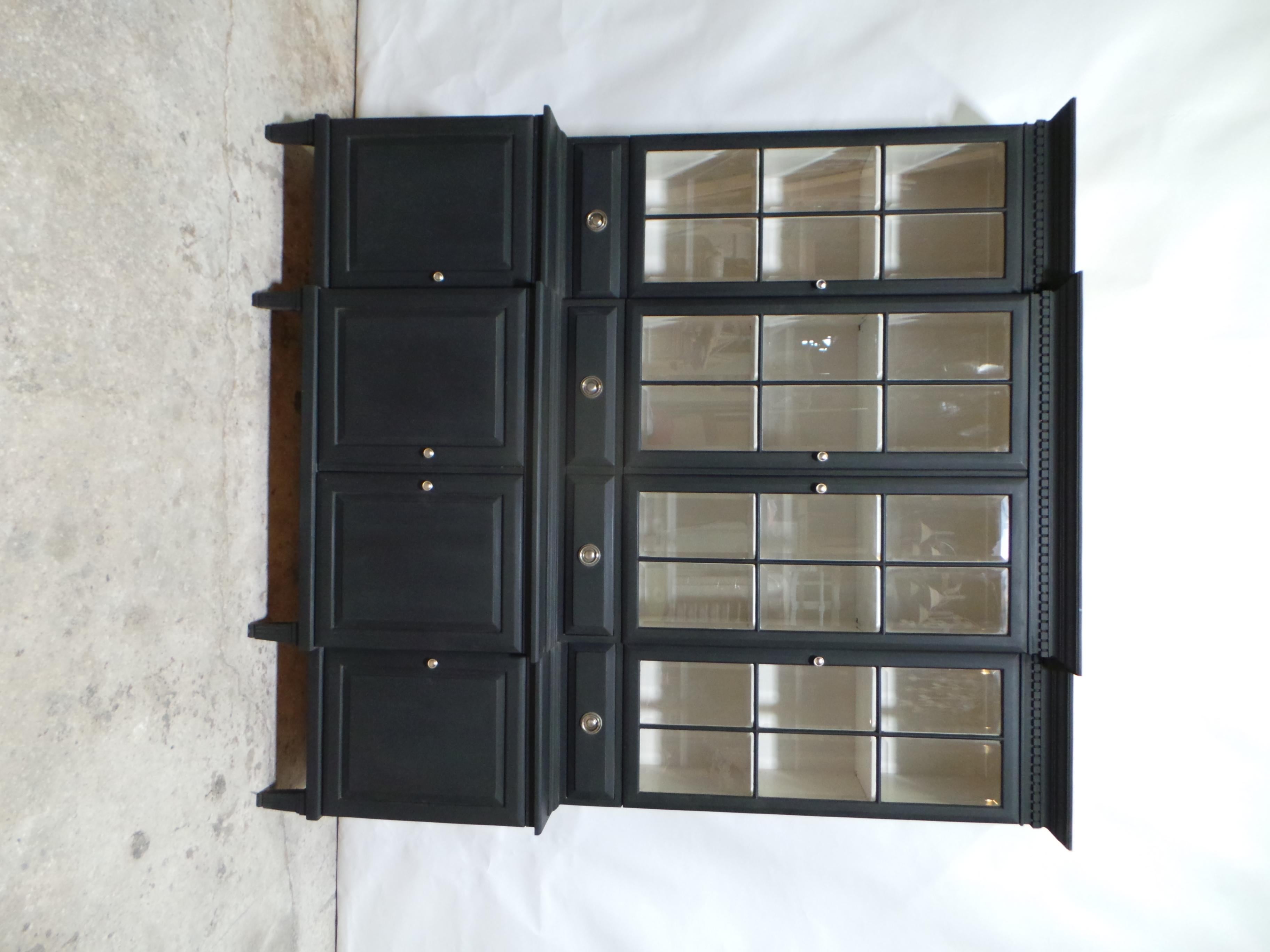 Il s'agit d'une vitrine unique à 4 portes vitrées. Elle a été restaurée et repeinte avec la peinture Milk 